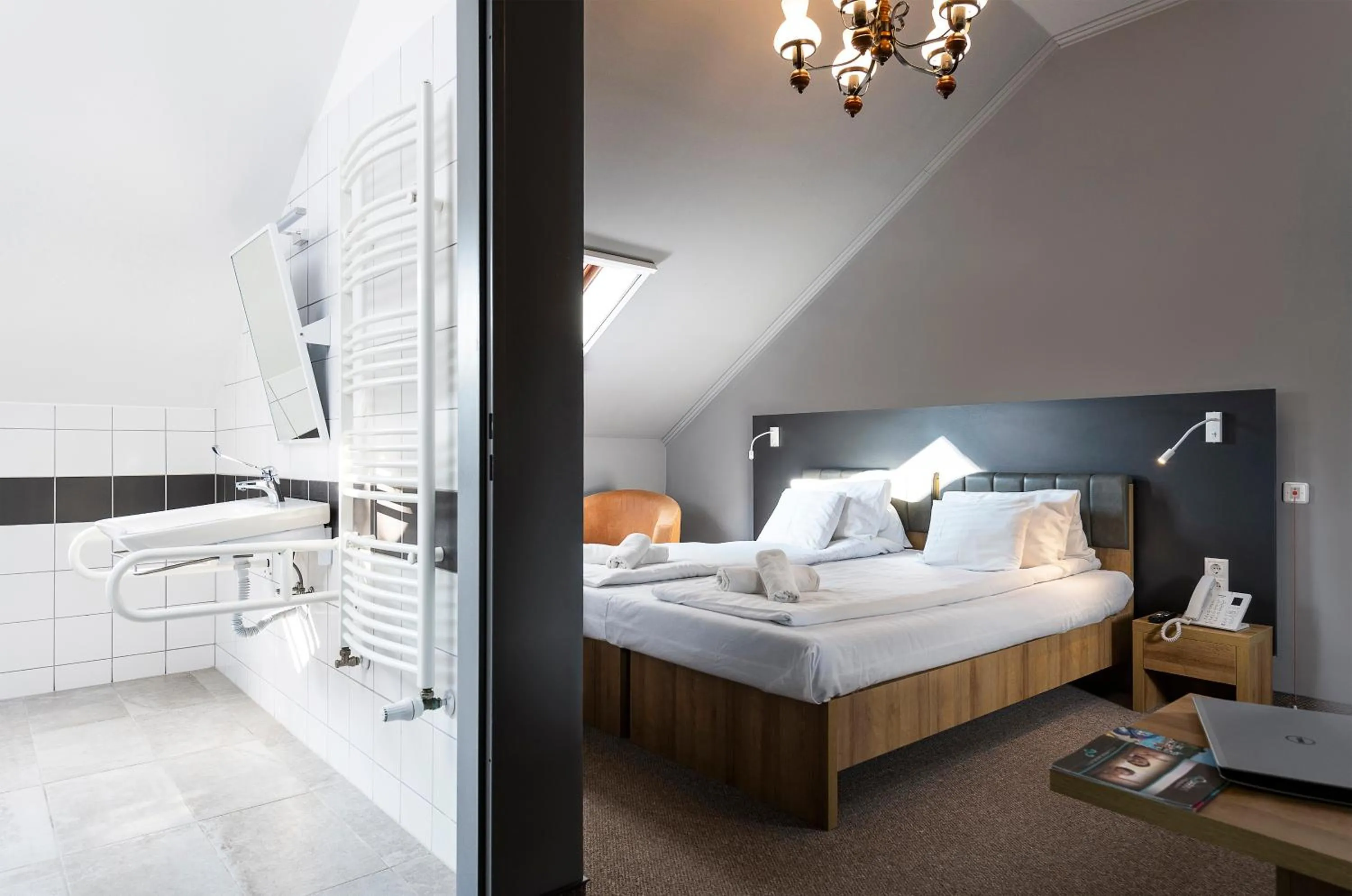 Bathroom, Bed in Svájci Lak Panzió