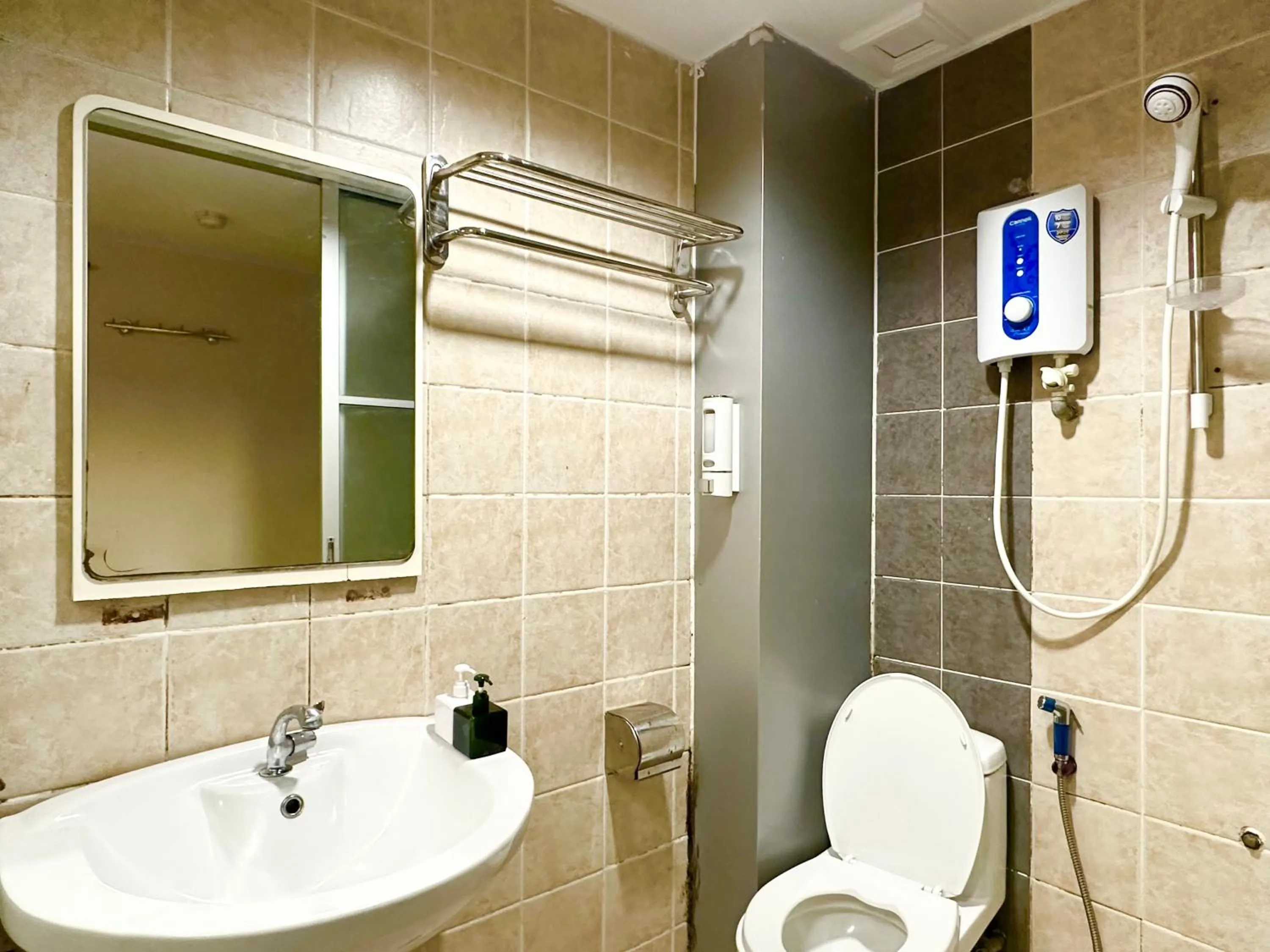 Shower in VALLEY HOTEL