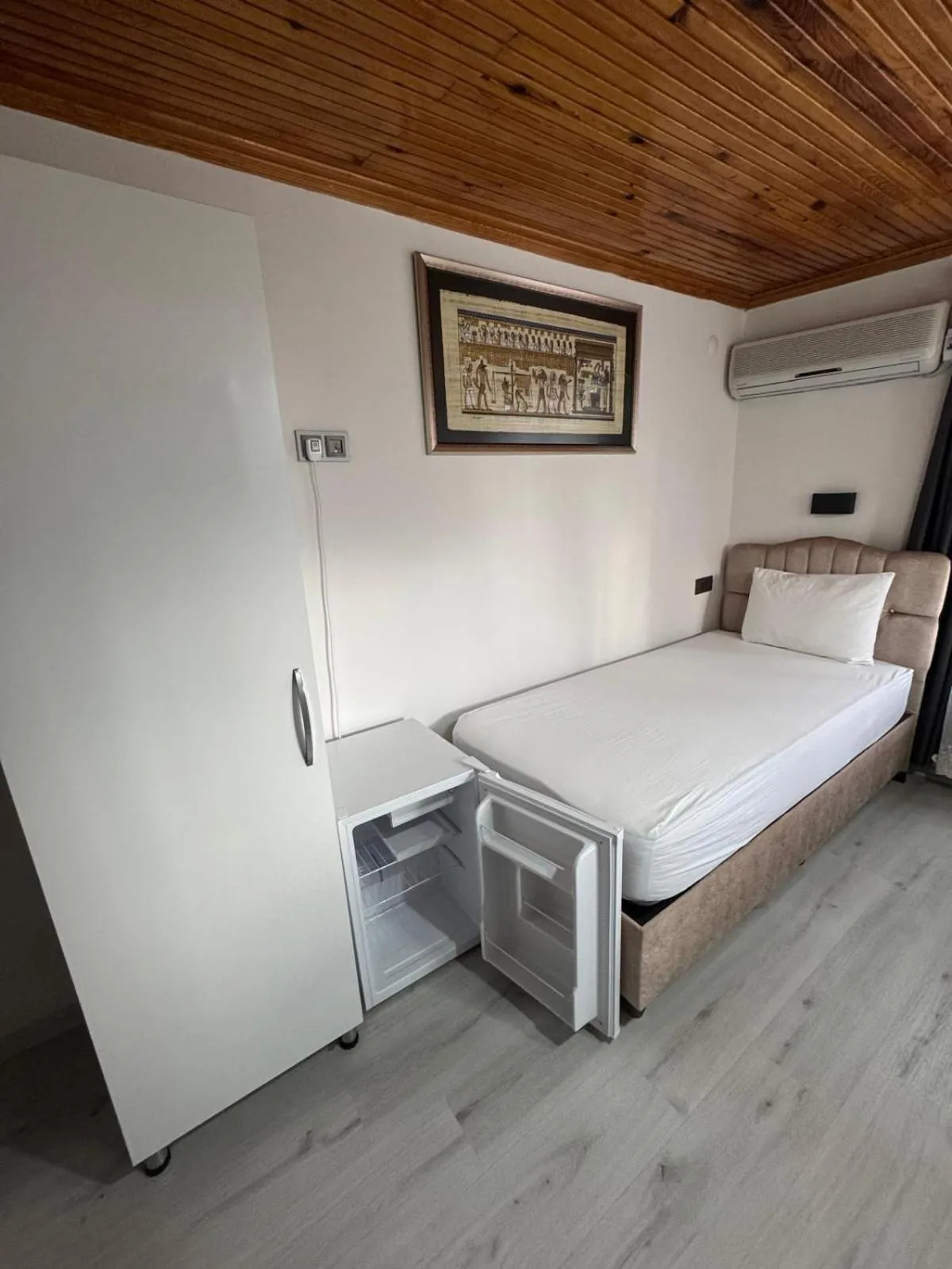 Bed in Ali's Pension ada alis