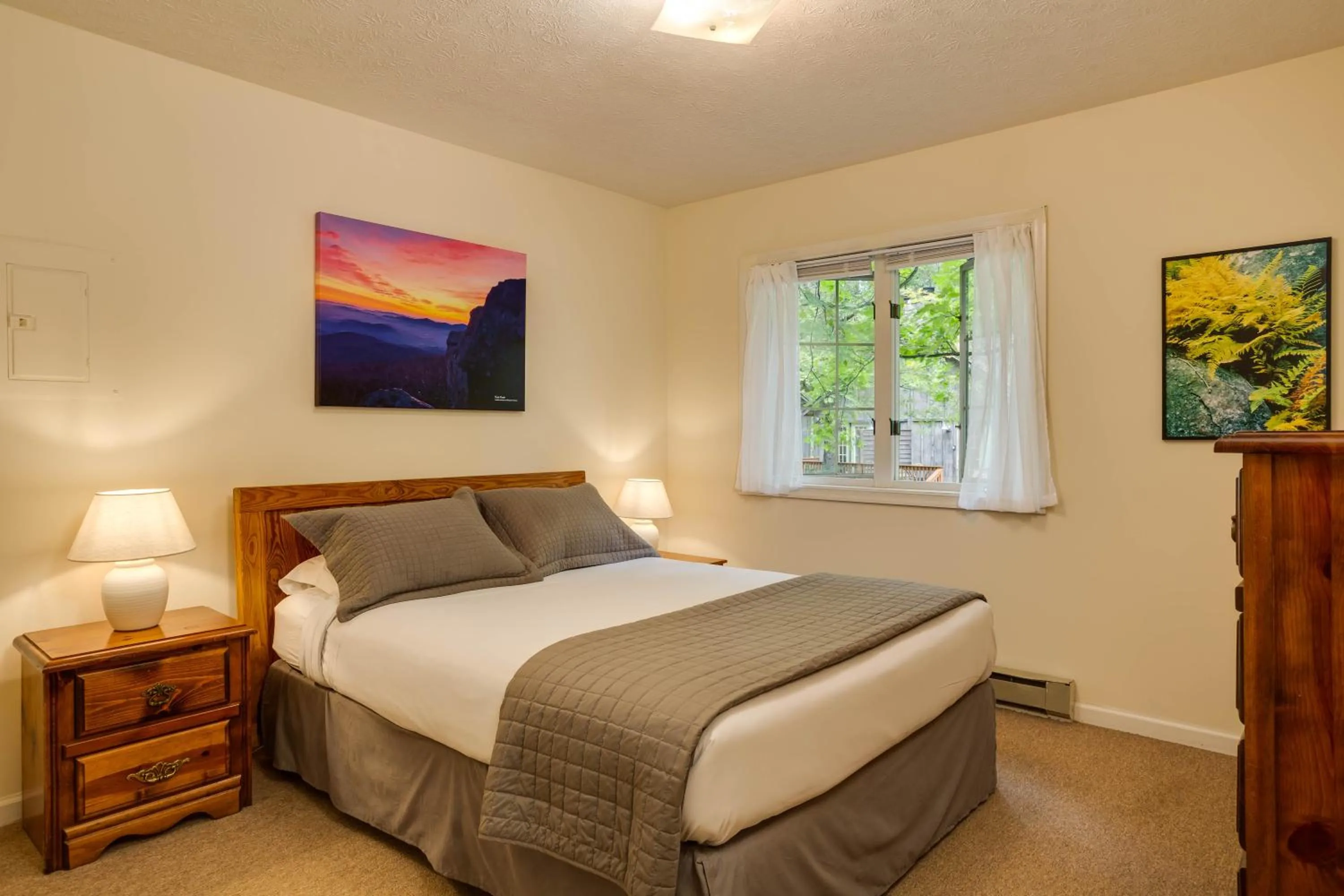 Bed in Love Ridge Mountain Lodging