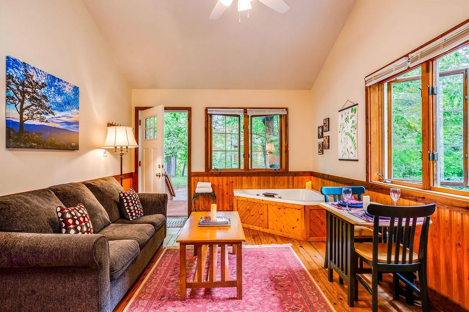 Living room in Love Ridge Mountain Lodging