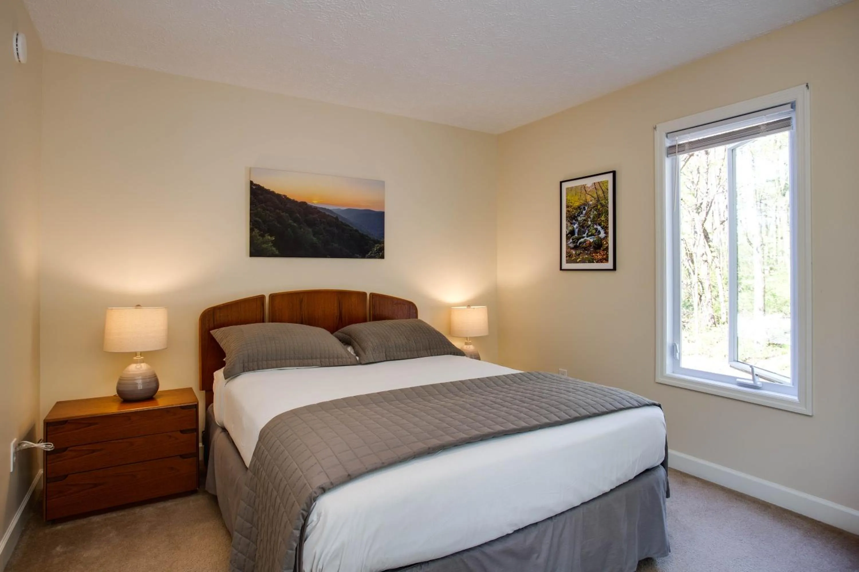 Bed in Love Ridge Mountain Lodging