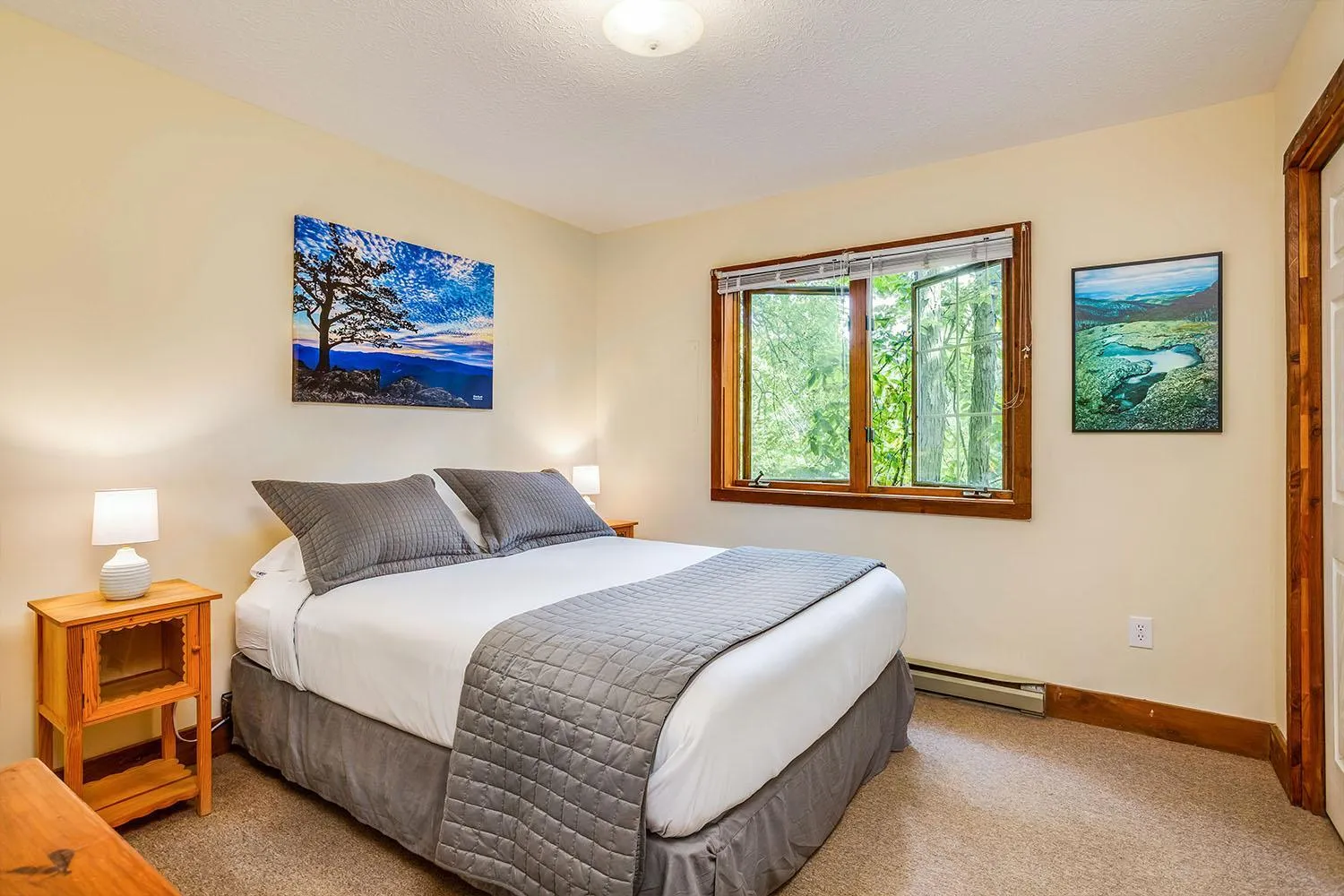 Bed in Love Ridge Mountain Lodging