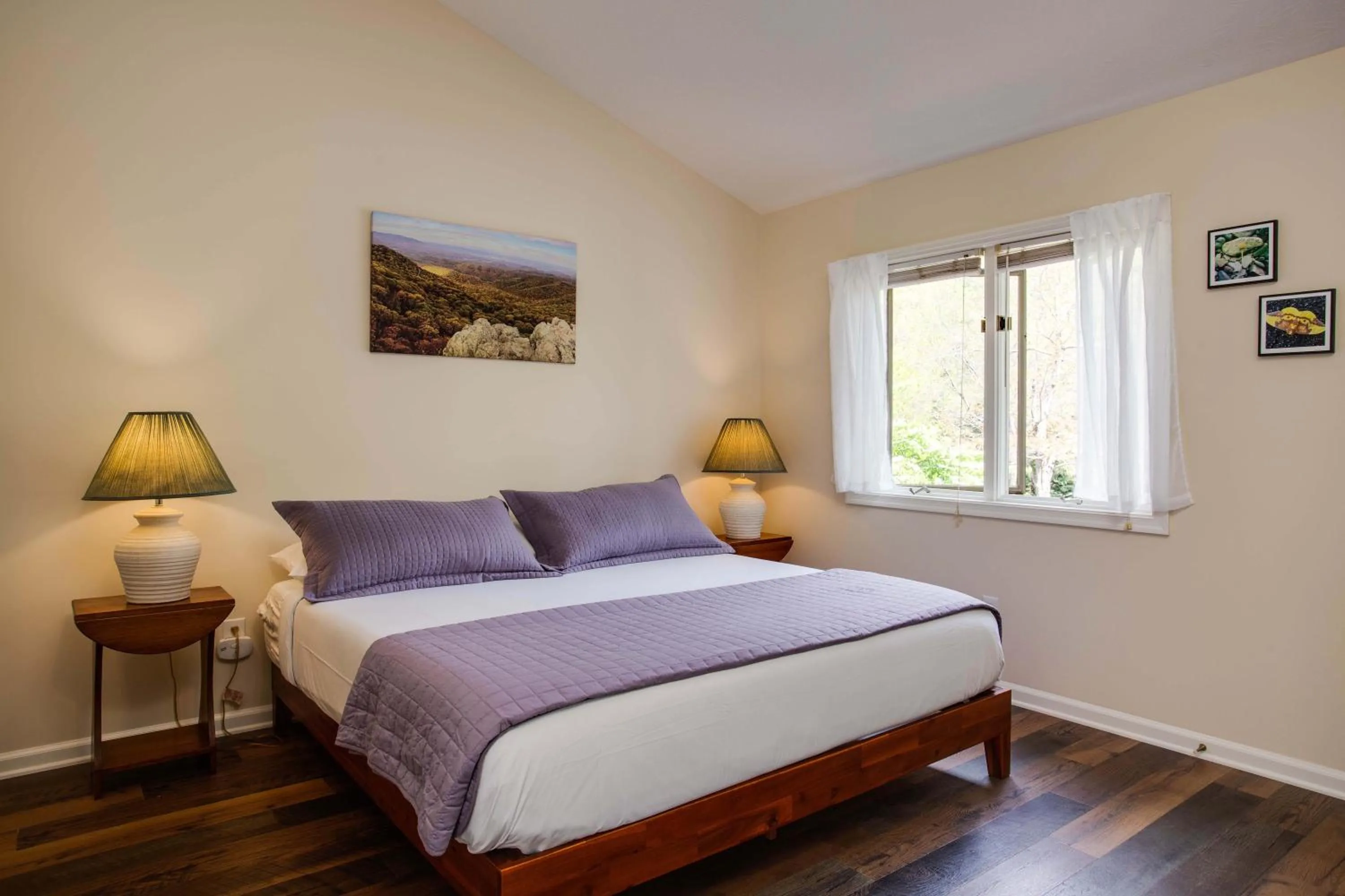 Bed in Love Ridge Mountain Lodging