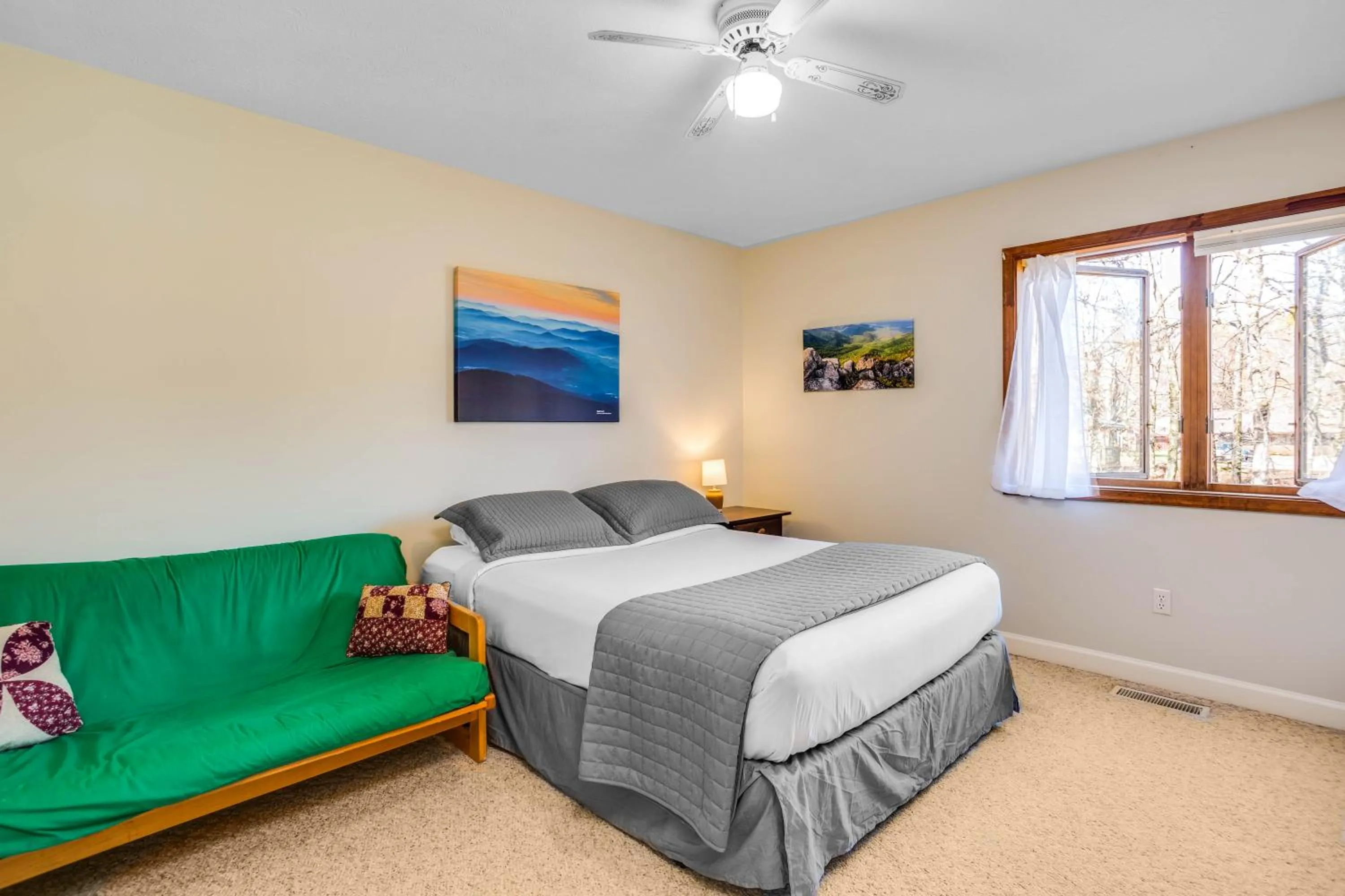 Bed in Love Ridge Mountain Lodging