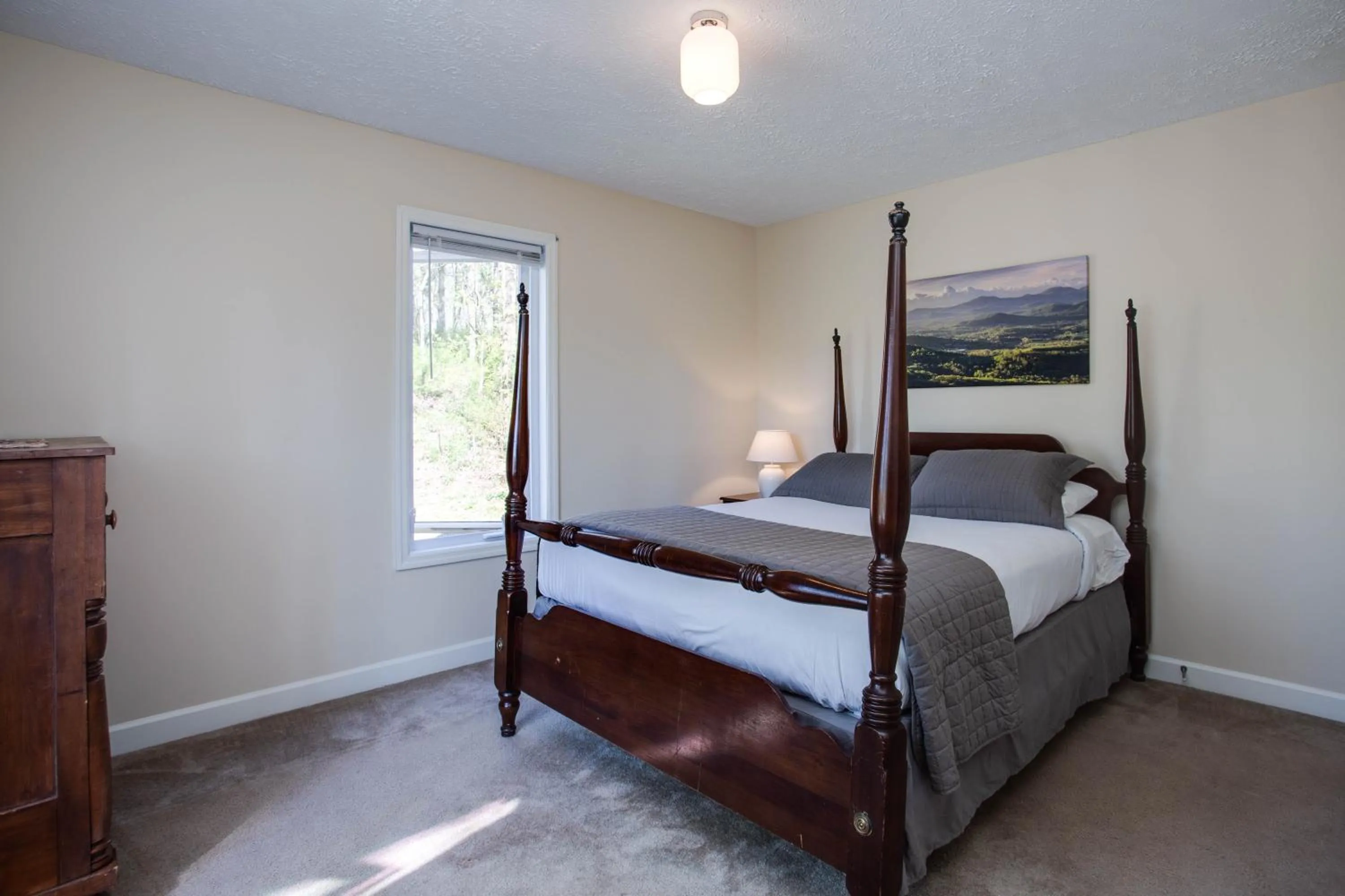 Bed in Love Ridge Mountain Lodging