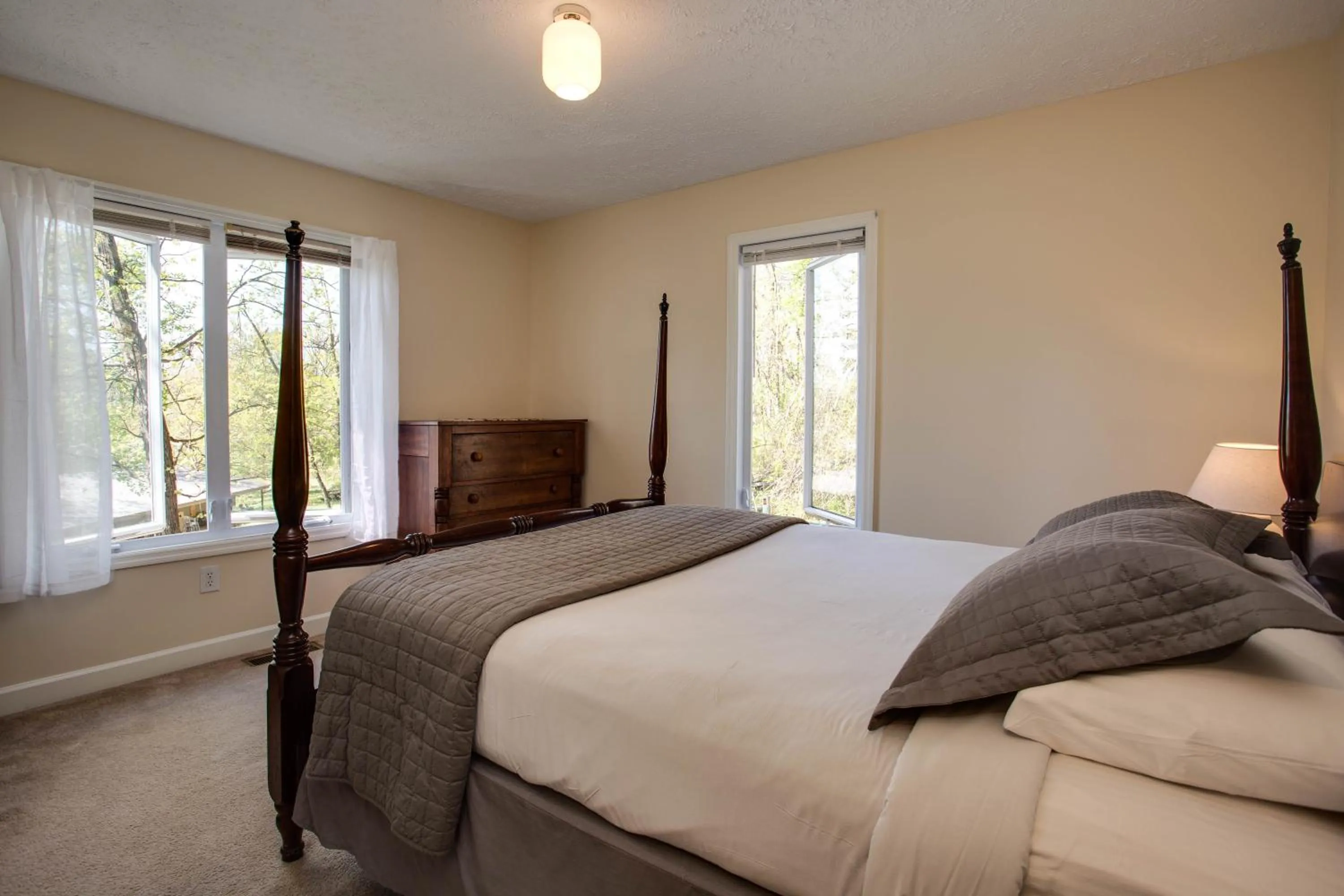 Bed in Love Ridge Mountain Lodging