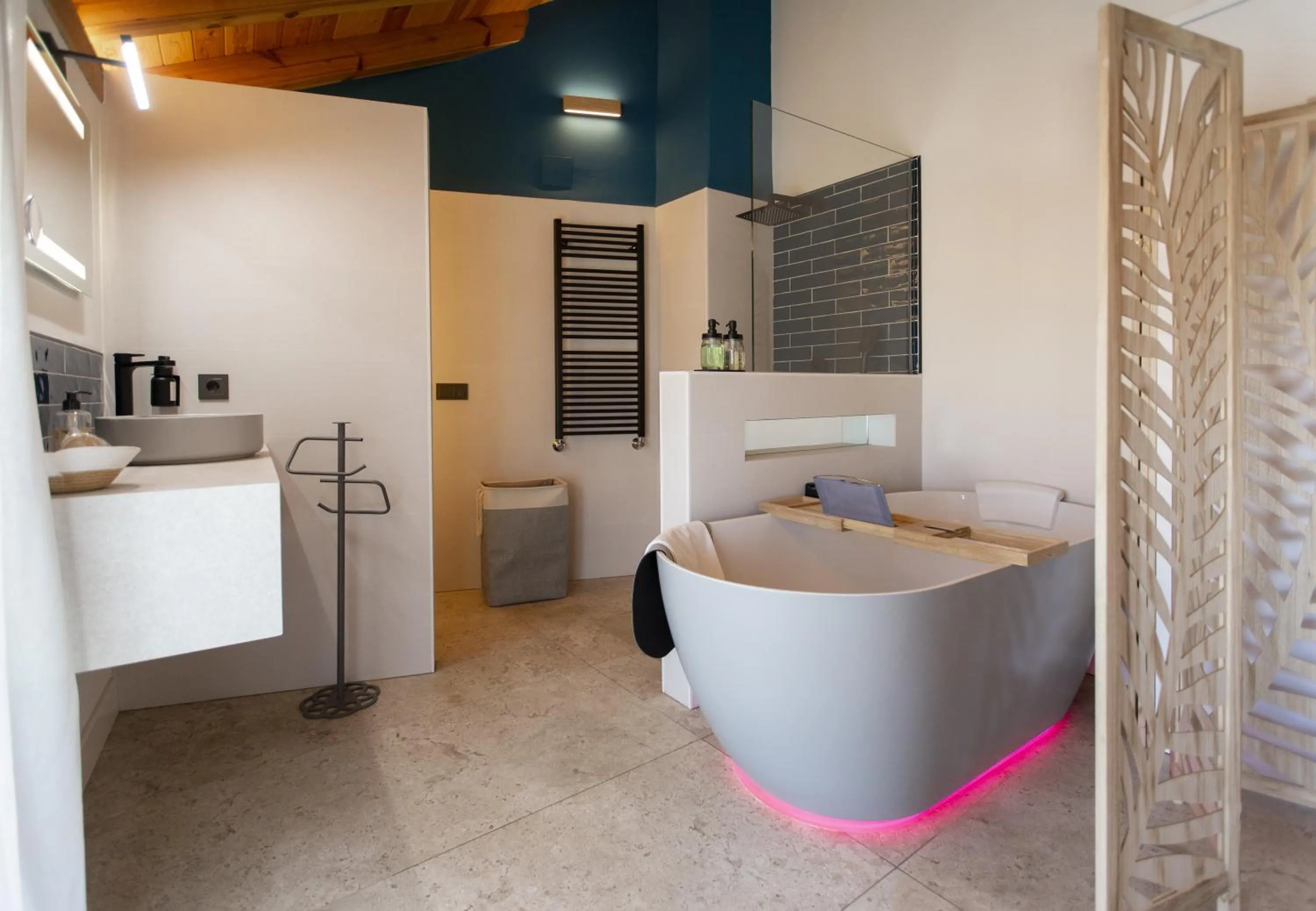 Bathroom in Hotel Poeta Jorge Manrique