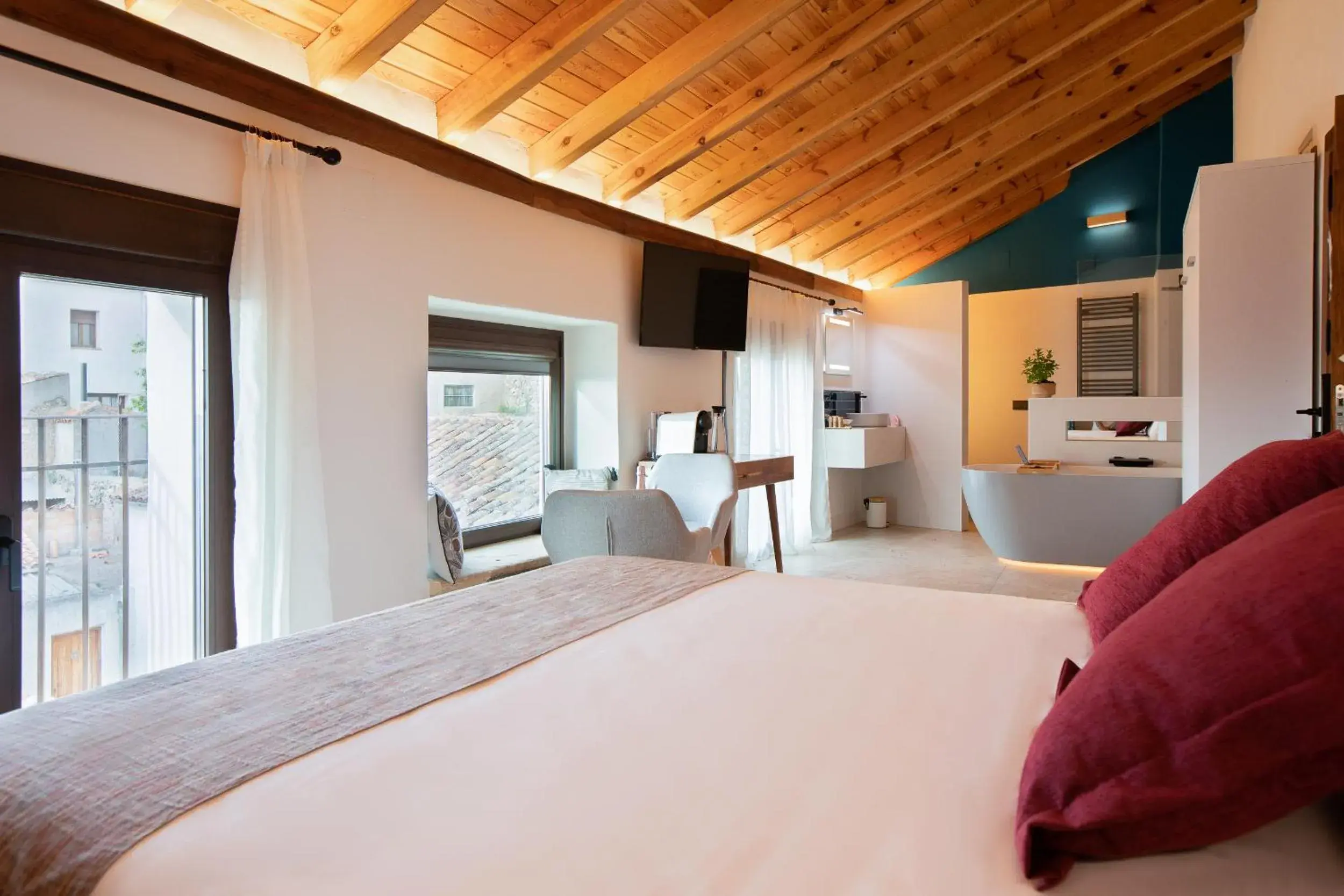 Deluxe Double Room with Balcony, Mountain View and Bathtub in Hotel Poeta Jorge Manrique Deluxe Double Room with Balcony, Mountain View and Bathtub in Hotel Poeta Jorge Manrique