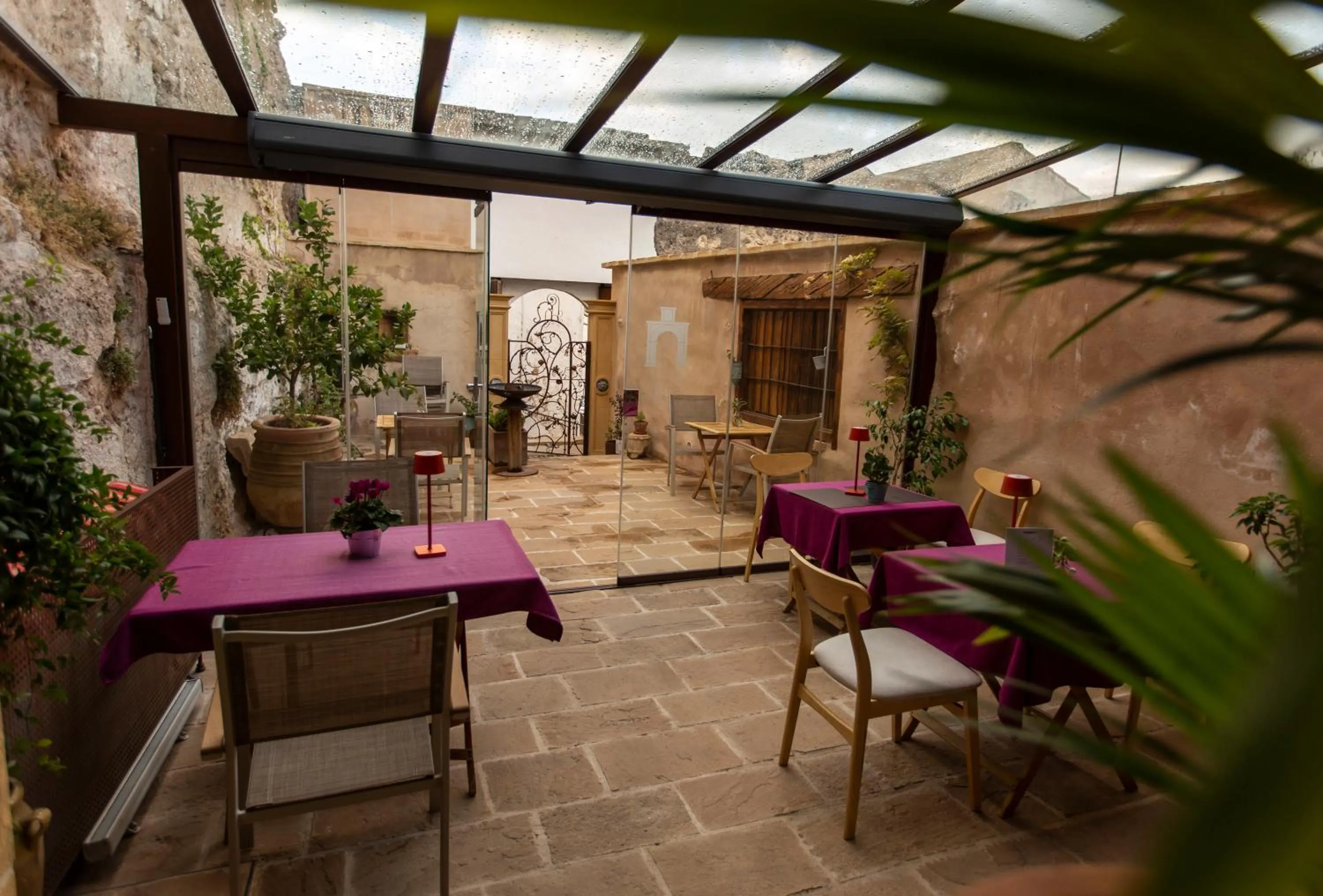 Patio in Hotel Poeta Jorge Manrique