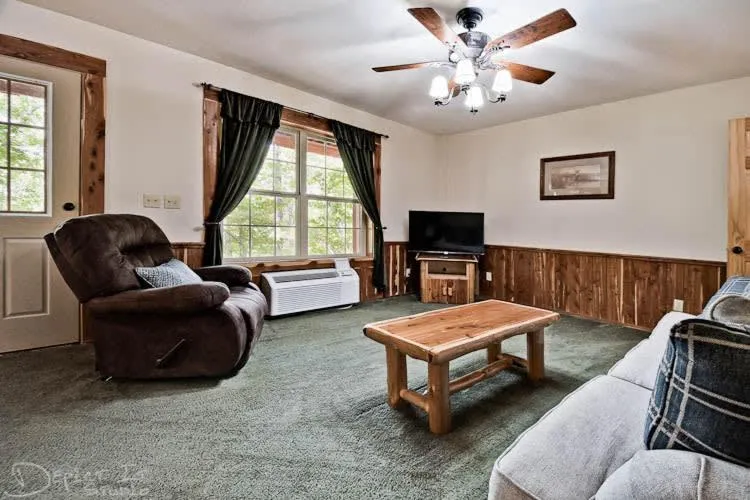 Secluded 2 story cabin Pool WiFi smart TVs