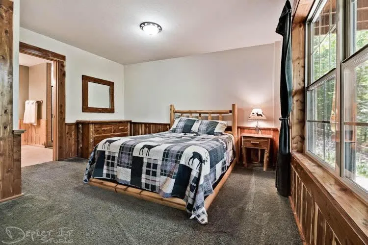 Bed in Secluded 2 story cabin Pool WiFi smart TVs