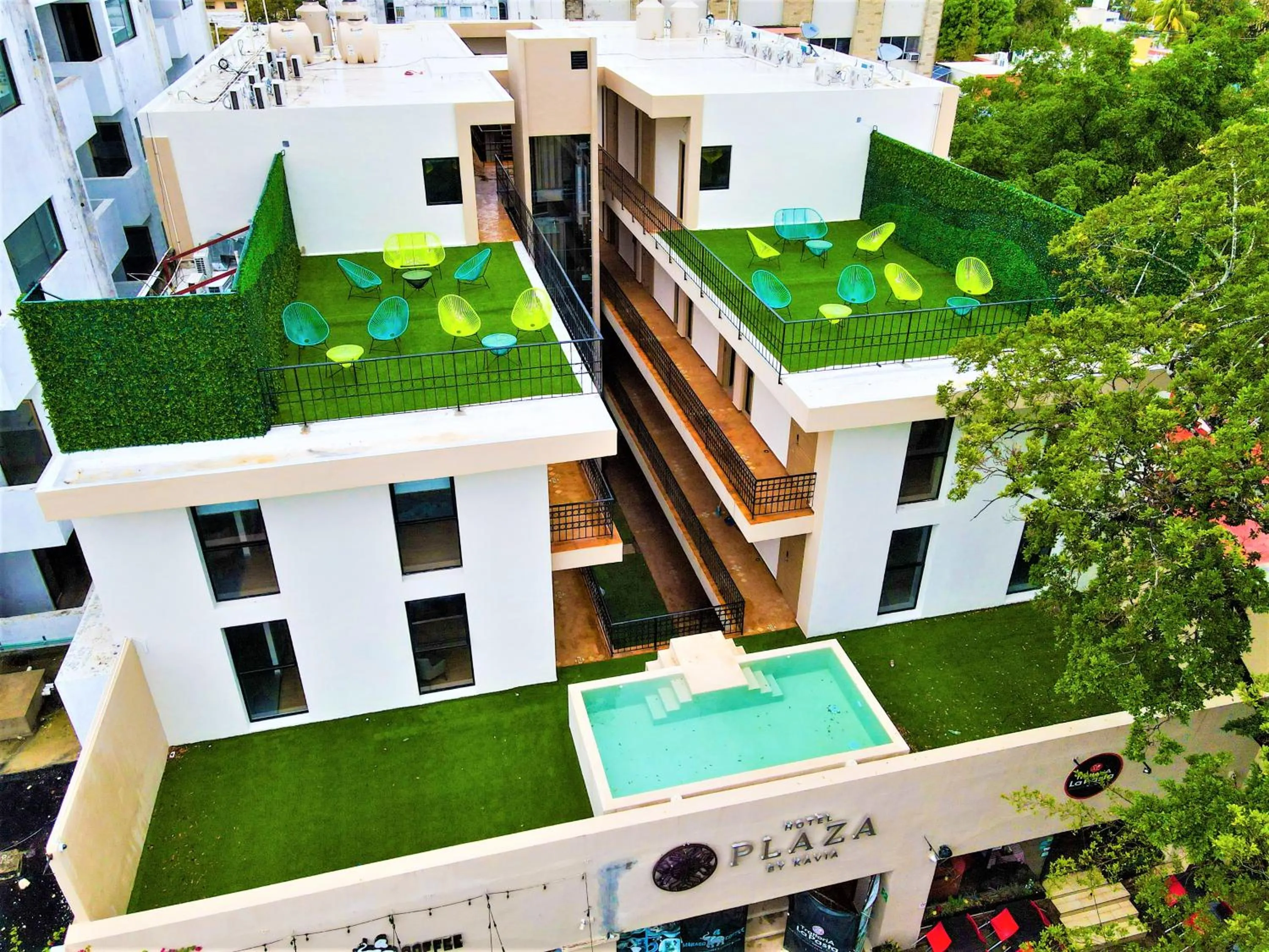 Swimming pool in Hotel Plaza by Kavia