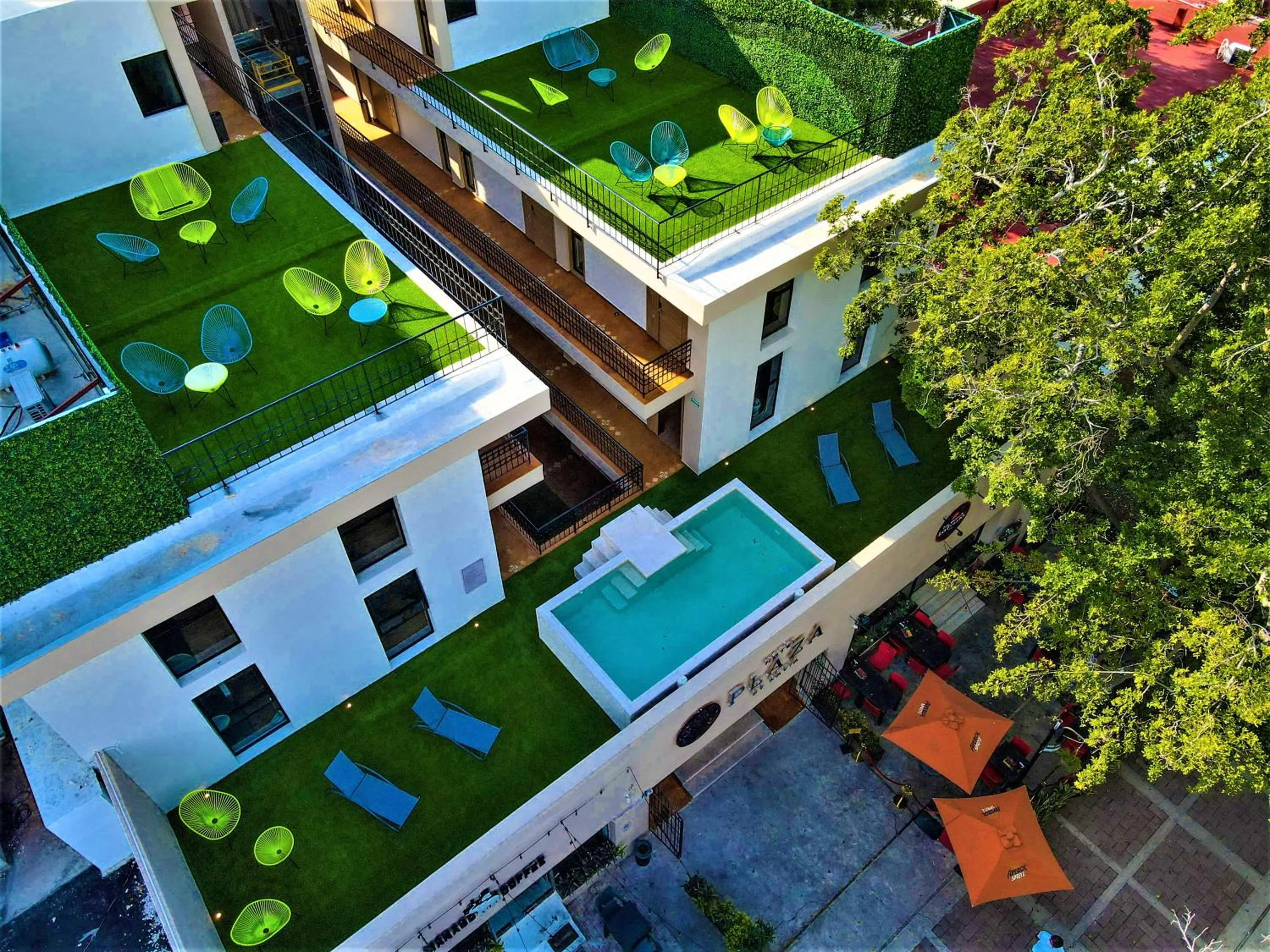 Swimming pool in Hotel Plaza by Kavia