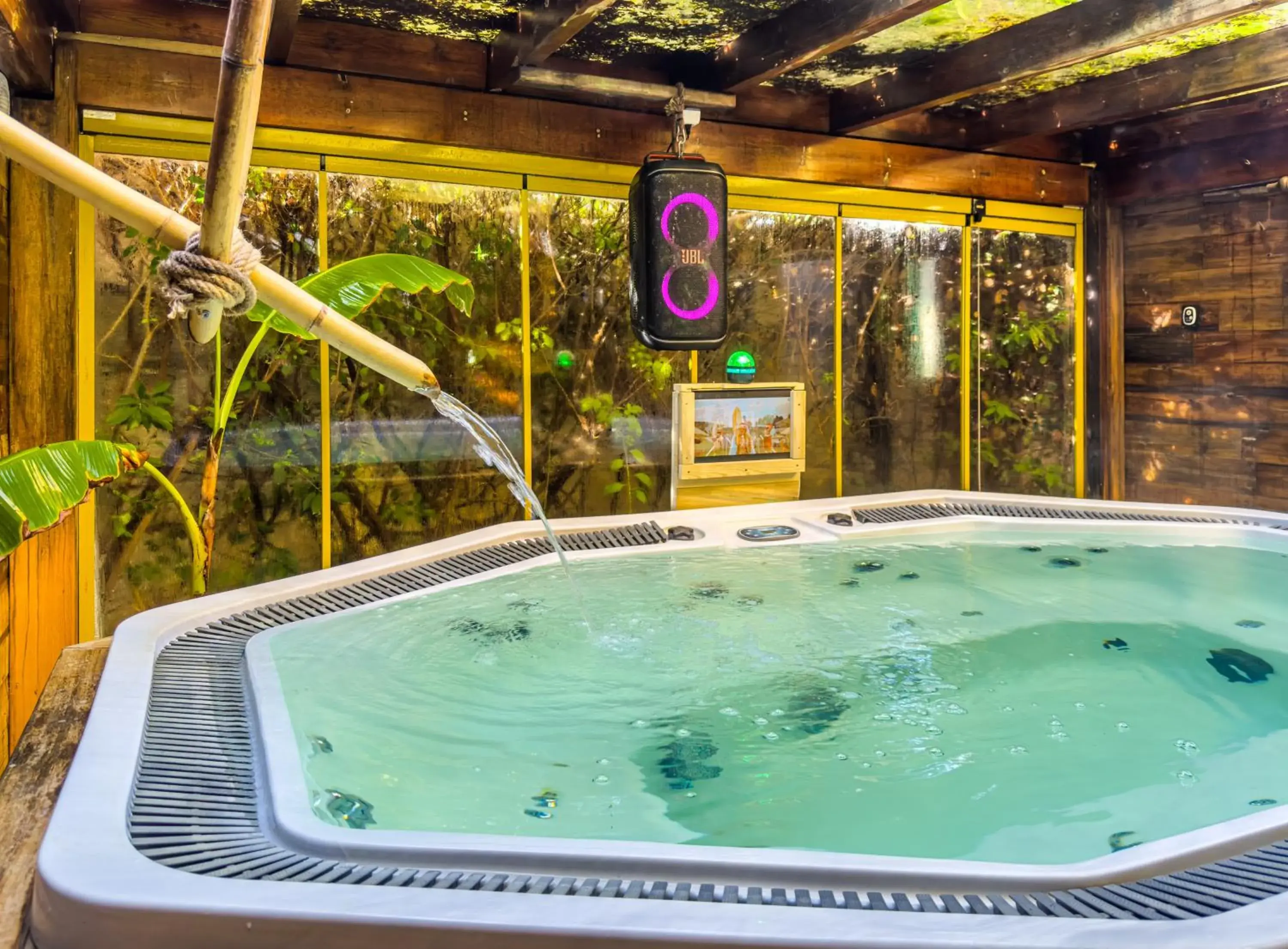 Hot Tub in Banana Alaçatı Food & Stay - Adults Only Hot Tub in Banana Alaçatı Food & Stay - Adults Only