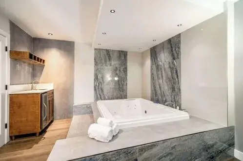 Hot Tub, Bed in MainStay Suites Moreno Valley Near March Air Reserve Base Hot Tub, Bed in MainStay Suites Moreno Valley Near March Air Reserve Base