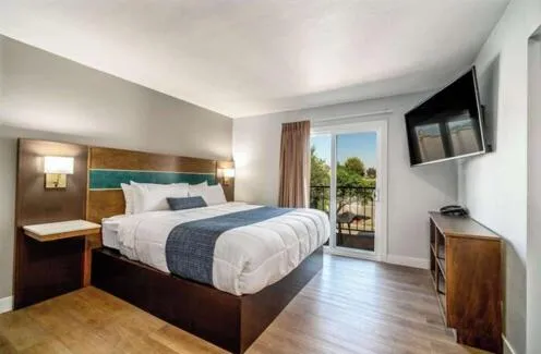 Balcony/Terrace, Bed in MainStay Suites Moreno Valley Near March Air Reserve Base