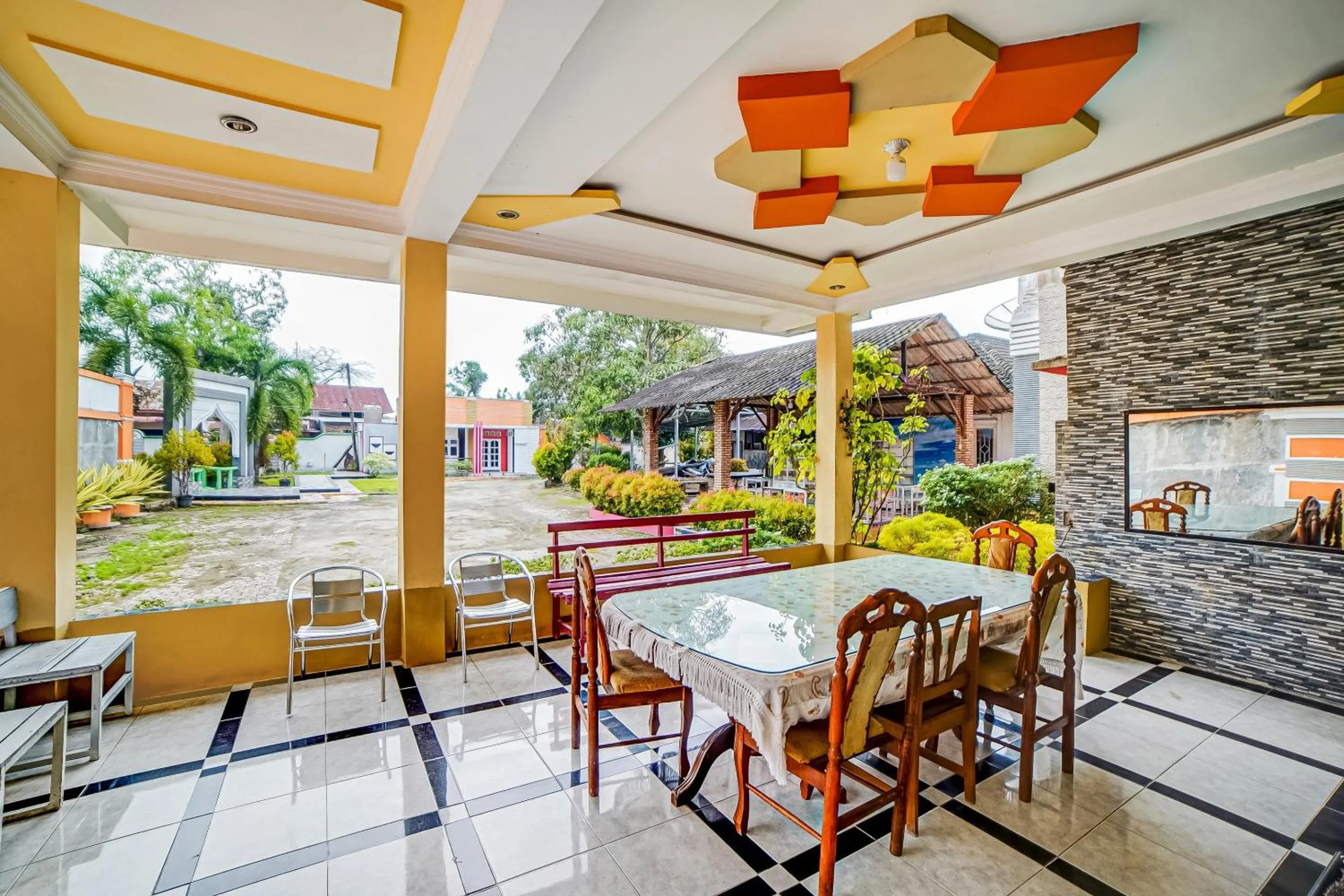 Restaurant/places to eat in Hotel O Al Karim Syariah