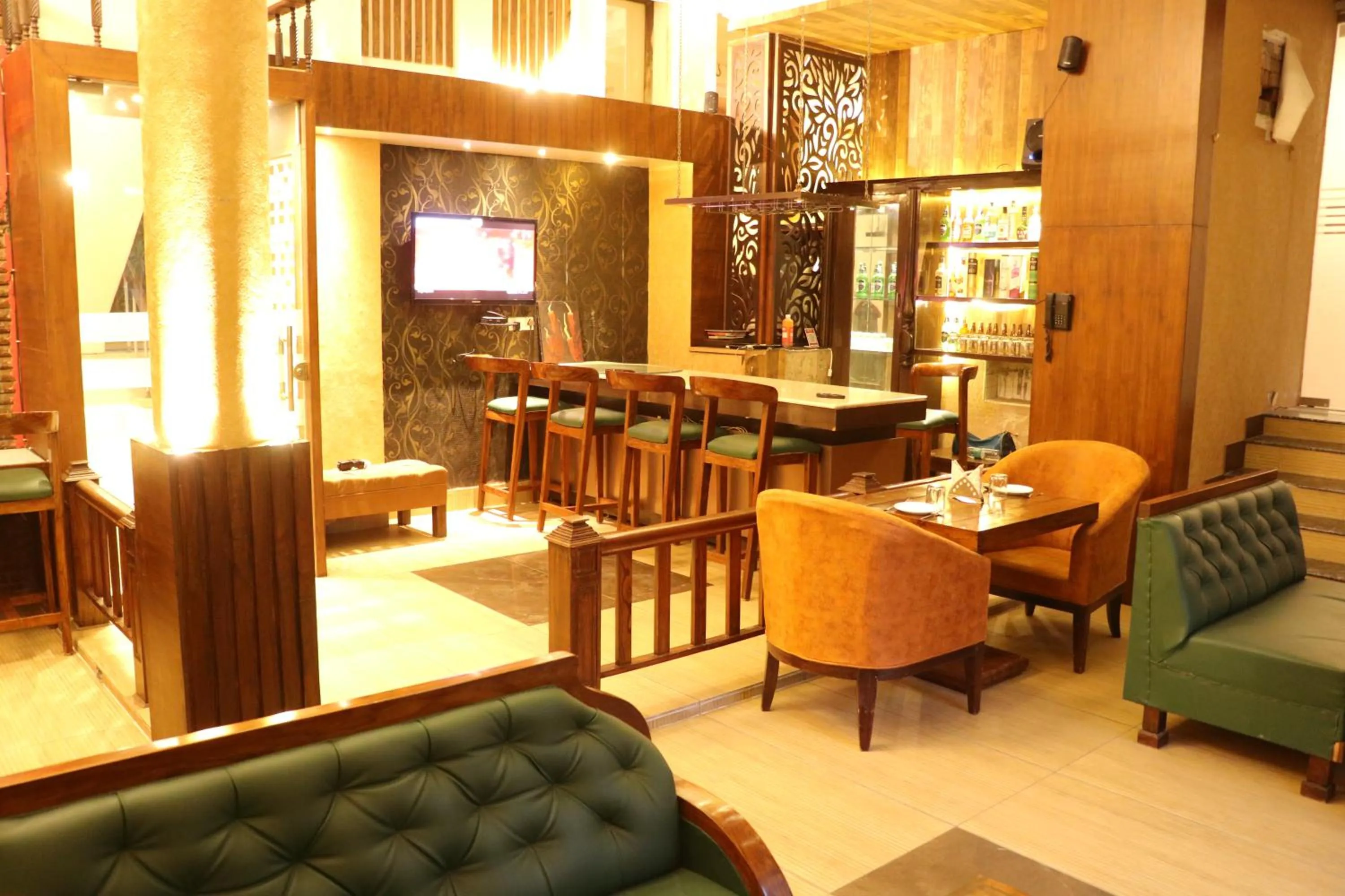 Restaurant/places to eat in Hotel Pushap Palace