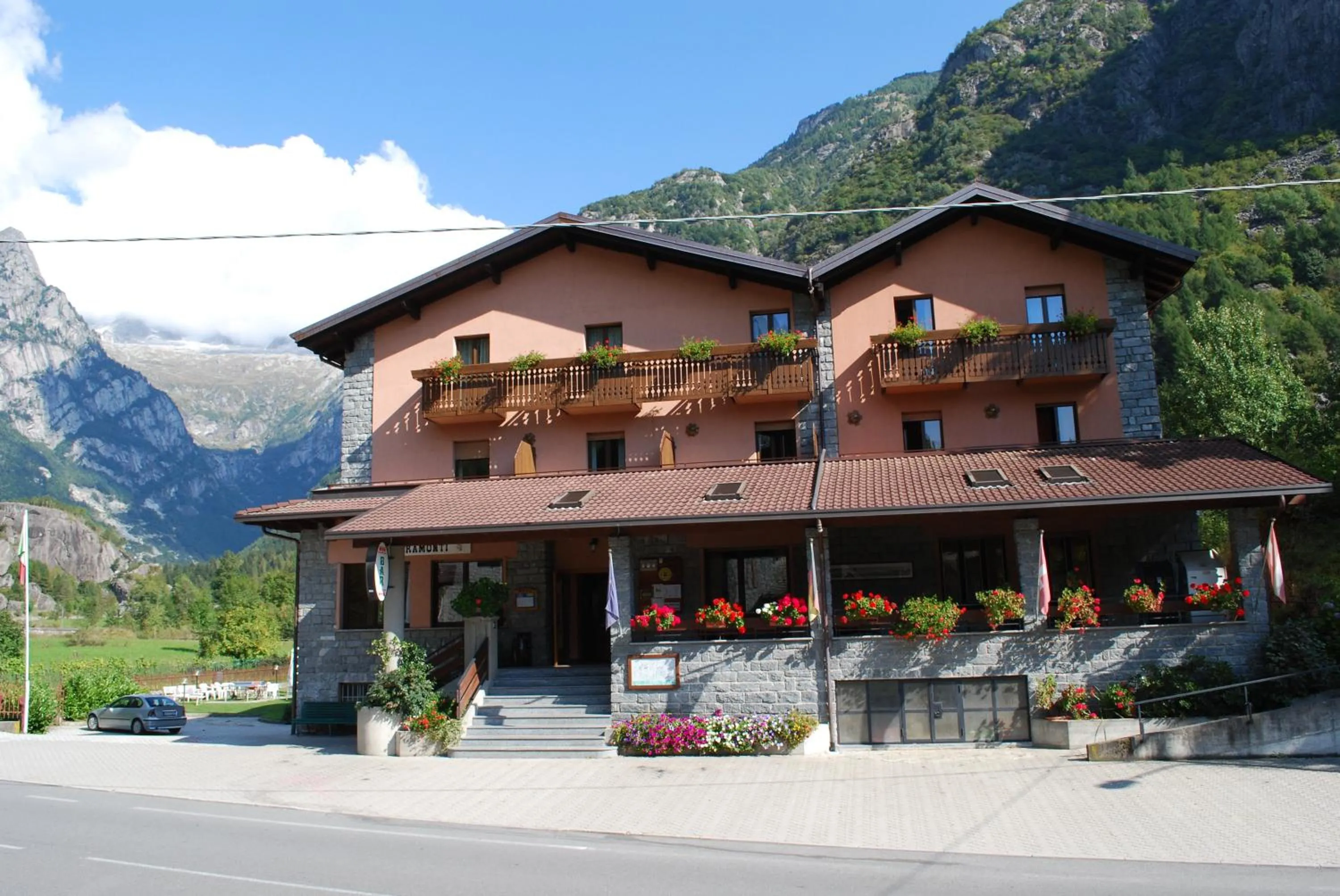 Facade/entrance in Hotel Ristorante Miramonti