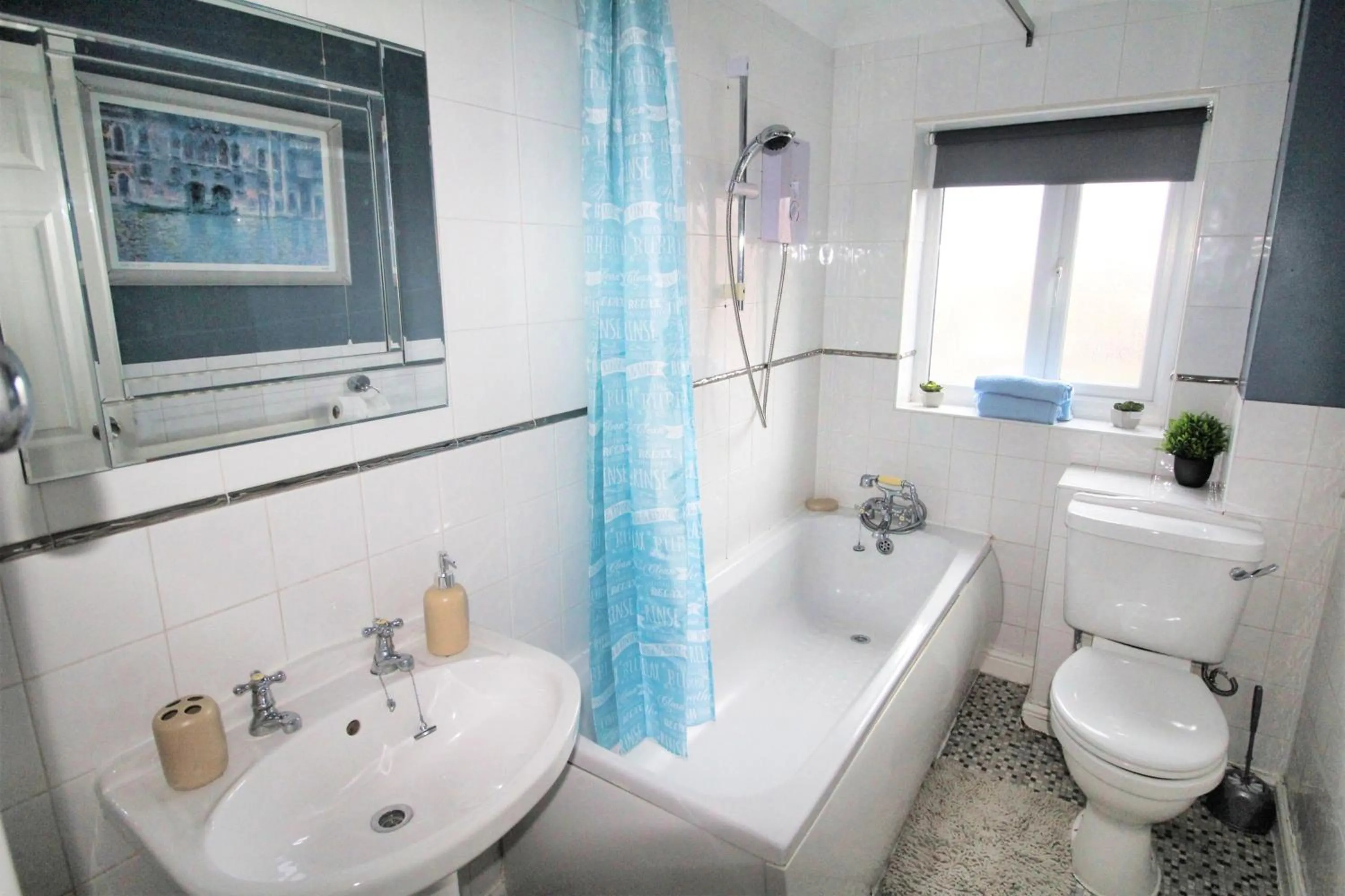 2 Bed House - Sleeps 4 - Parking - Pets - Garden