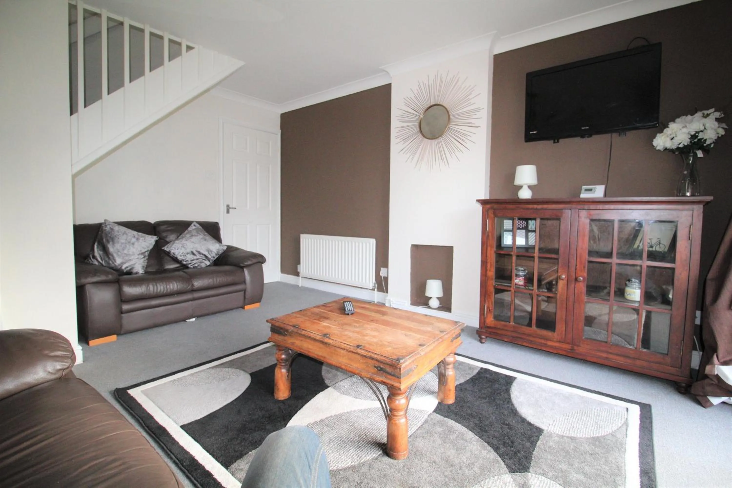 2 Bed House - Sleeps 4 - Parking - Pets - Garden