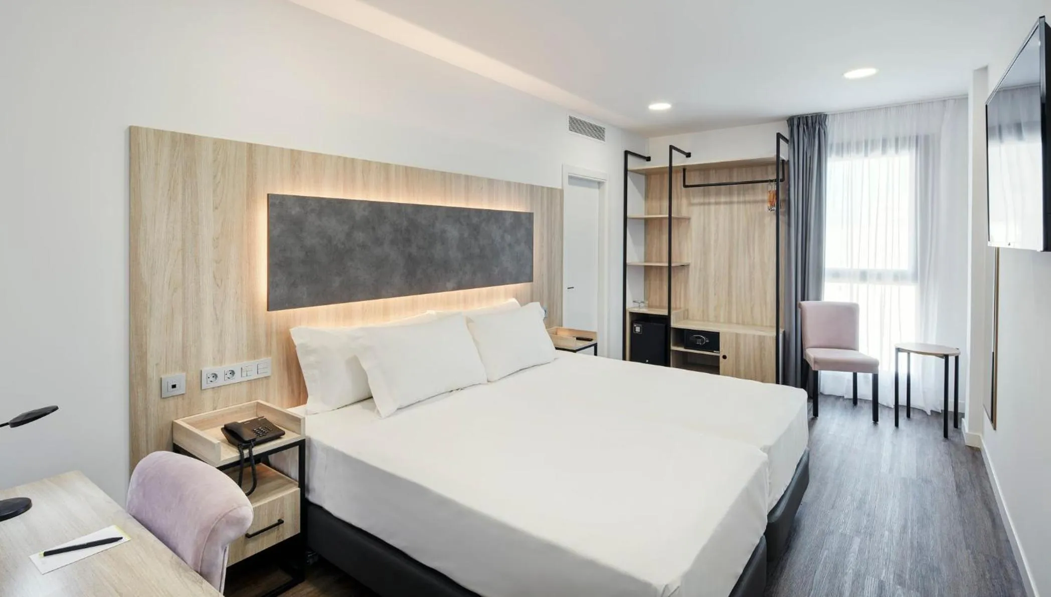 Photo of the whole room, Bed in Sercotel Córdoba Delicias