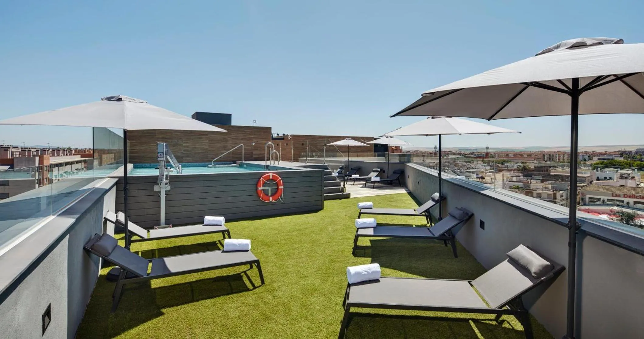 Swimming pool in Sercotel Córdoba Delicias