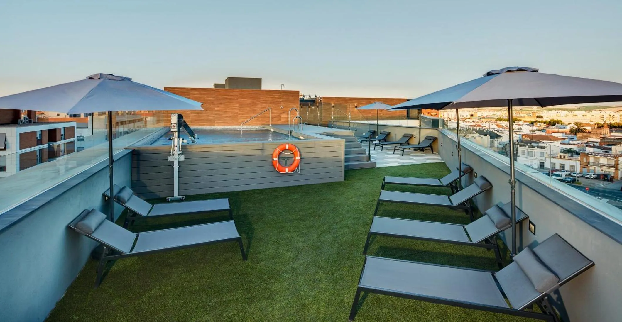 Swimming pool in Sercotel Córdoba Delicias