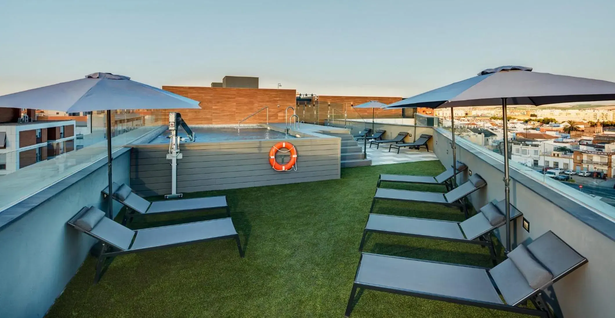 Swimming pool in Sercotel Córdoba Delicias Swimming pool in Sercotel Córdoba Delicias