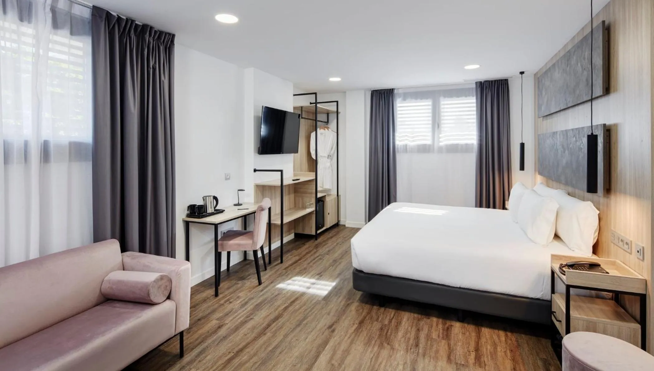 Photo of the whole room, Bed in Sercotel Córdoba Delicias