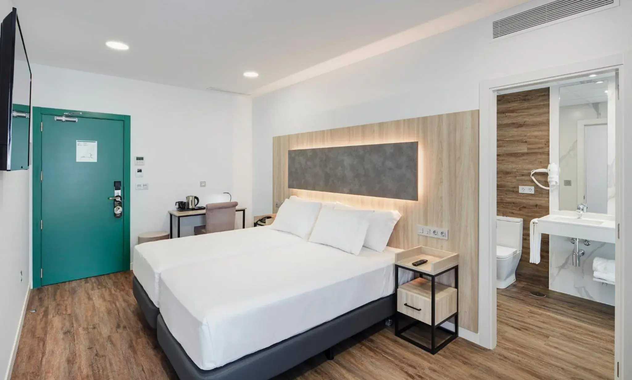 Photo of the whole room, Bed in Sercotel Córdoba Delicias Photo of the whole room, Bed in Sercotel Córdoba Delicias