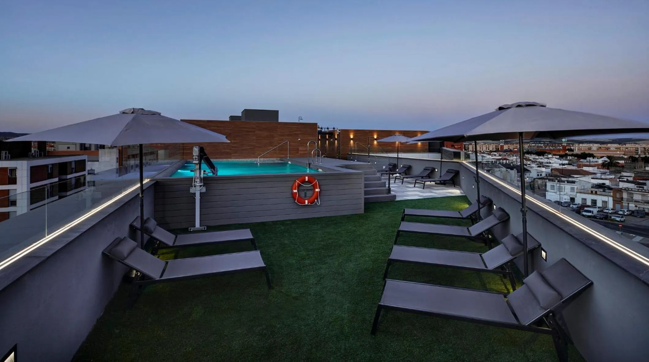 Swimming pool in Sercotel Córdoba Delicias