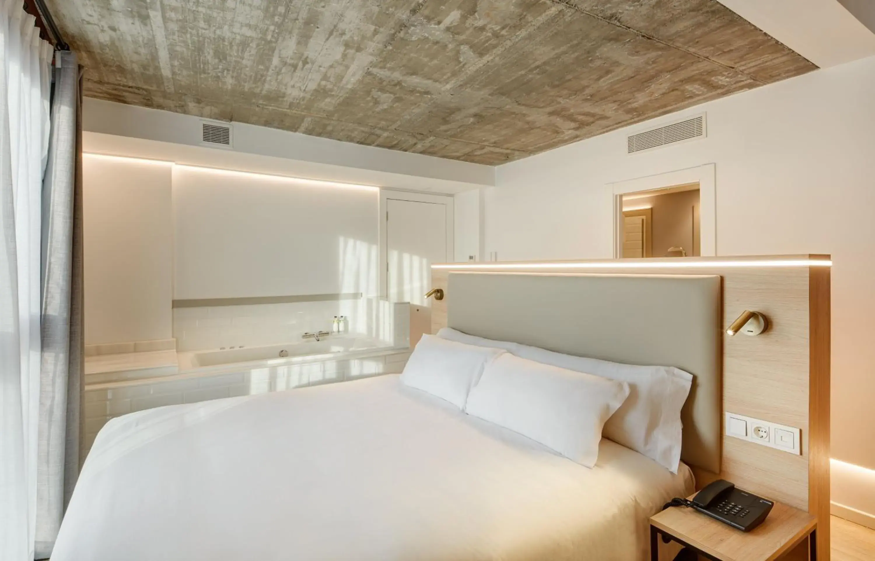 Photo of the whole room, Bed in Sercotel Granada Suites Photo of the whole room, Bed in Sercotel Granada Suites