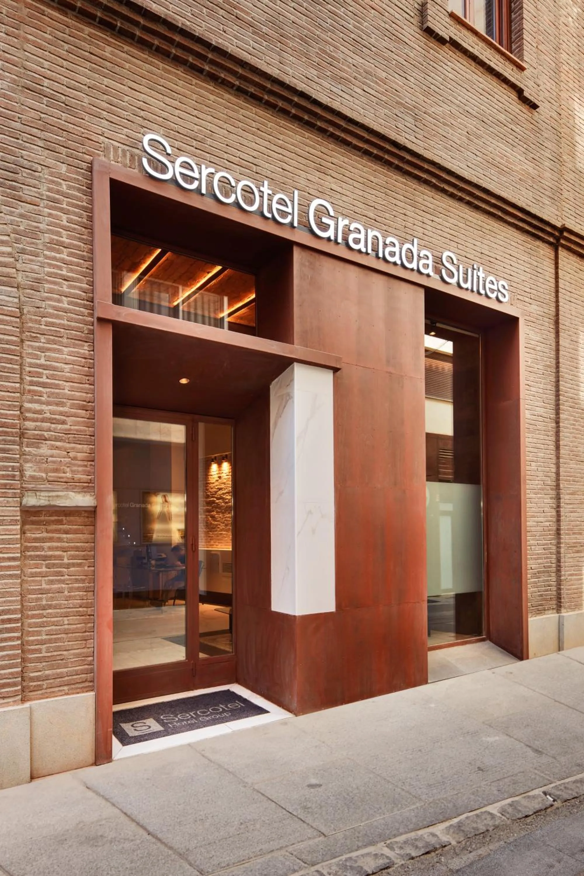 Facade/entrance in Sercotel Granada Suites