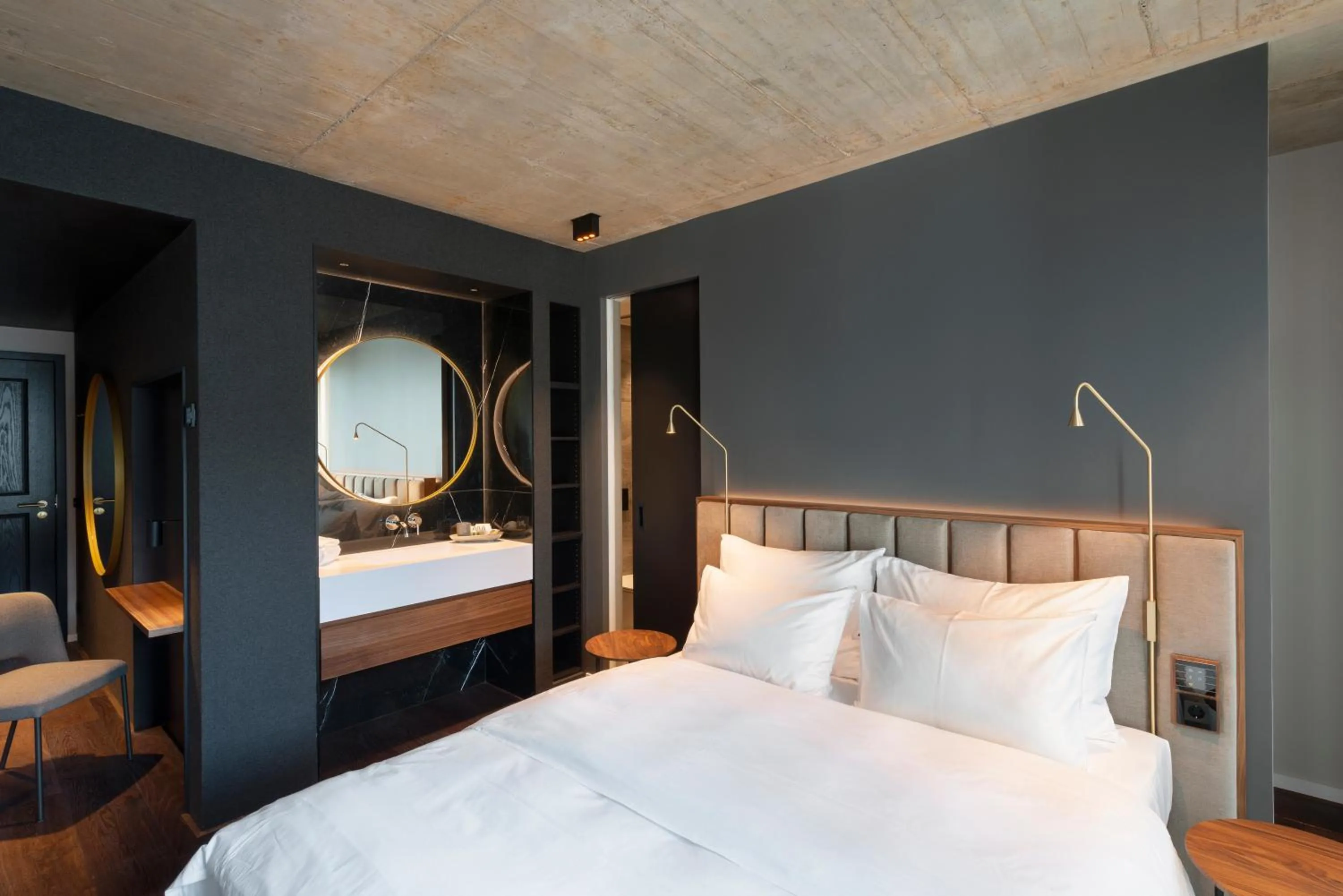 Photo of the whole room, Bed in Legend Hotel