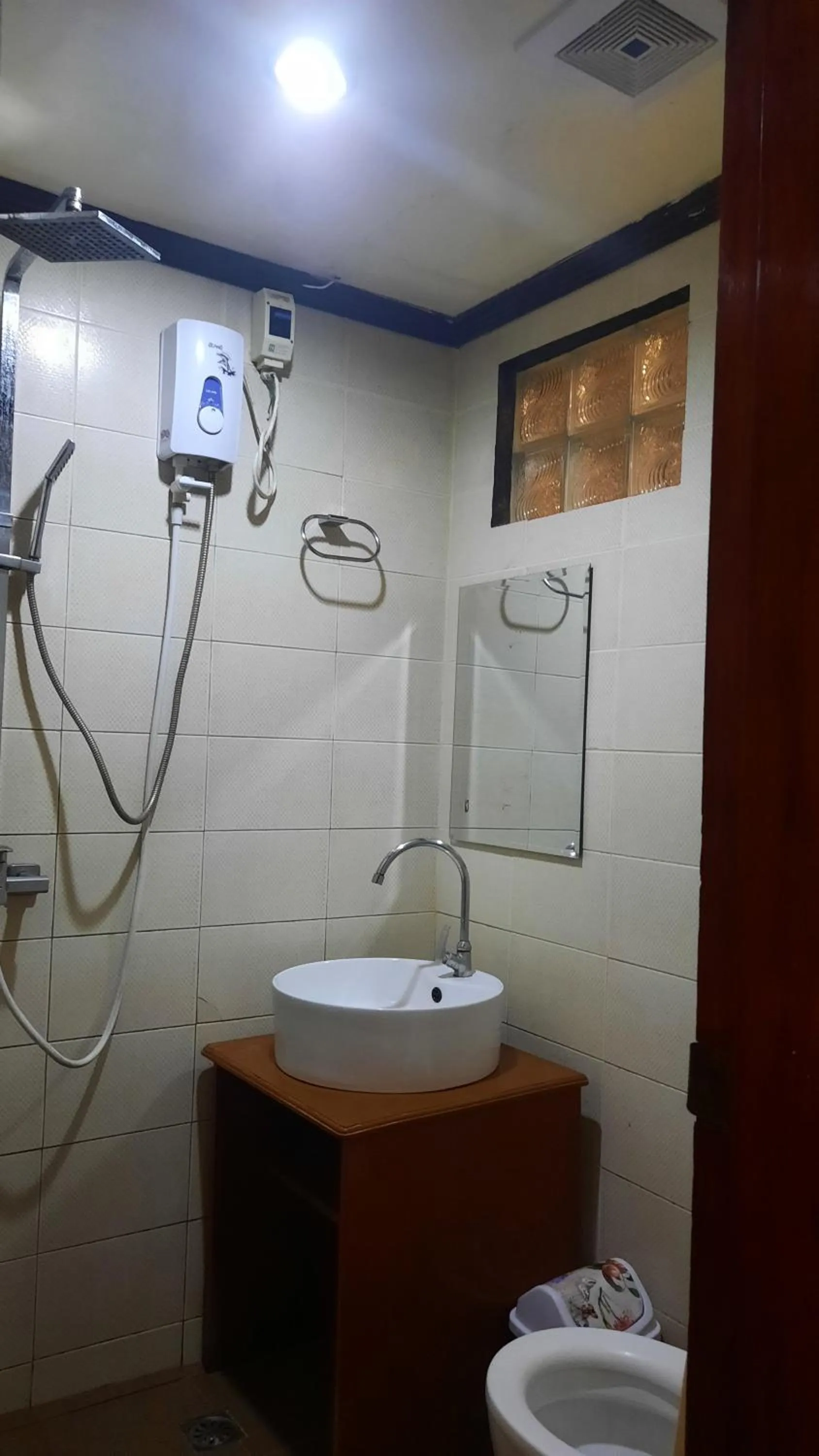 Shower in Lolo Panding Inn