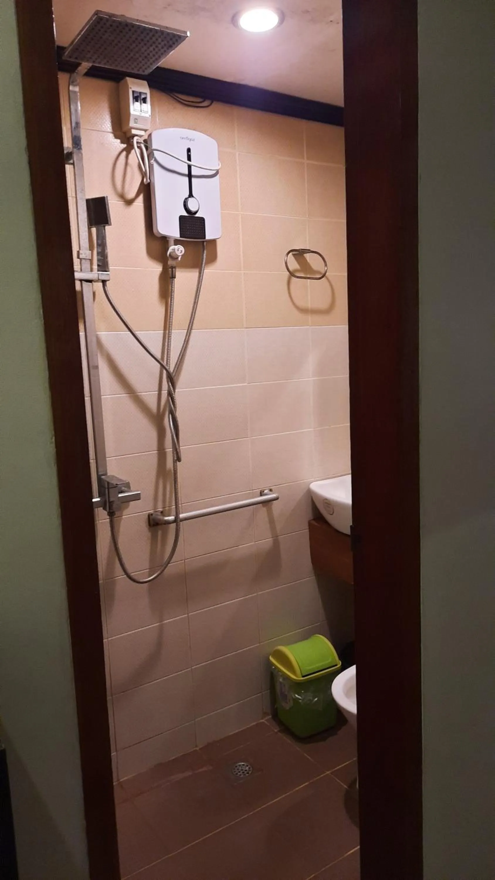 Shower in Lolo Panding Inn