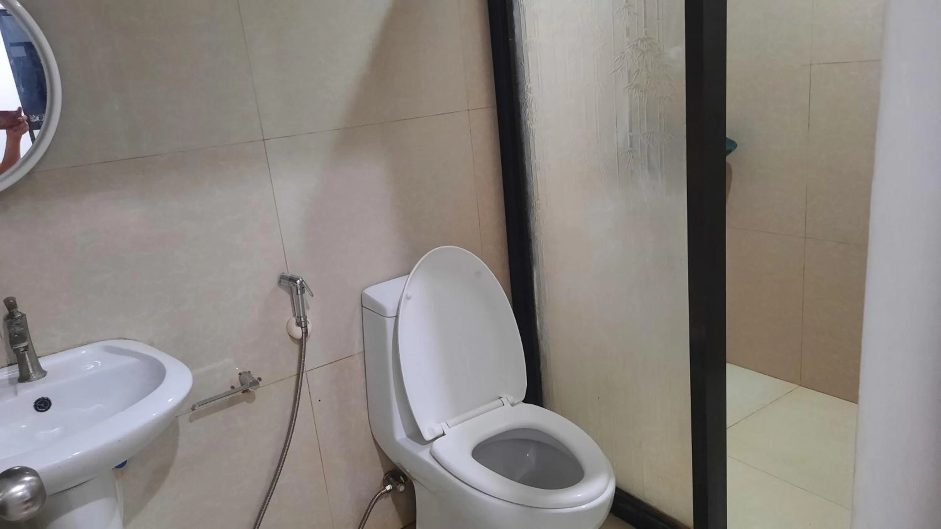 Shower in Lolo Panding Inn