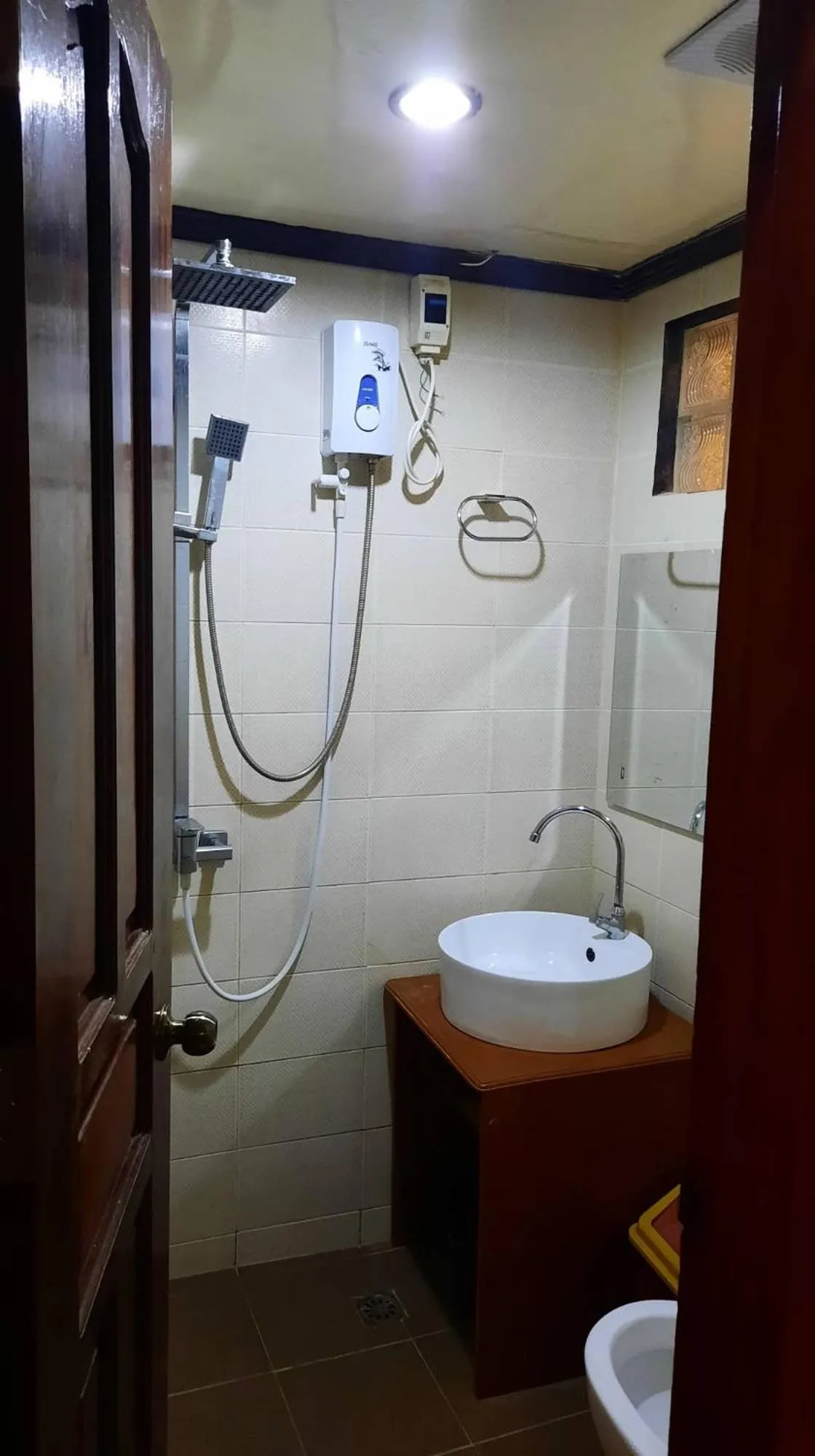 Shower in Lolo Panding Inn