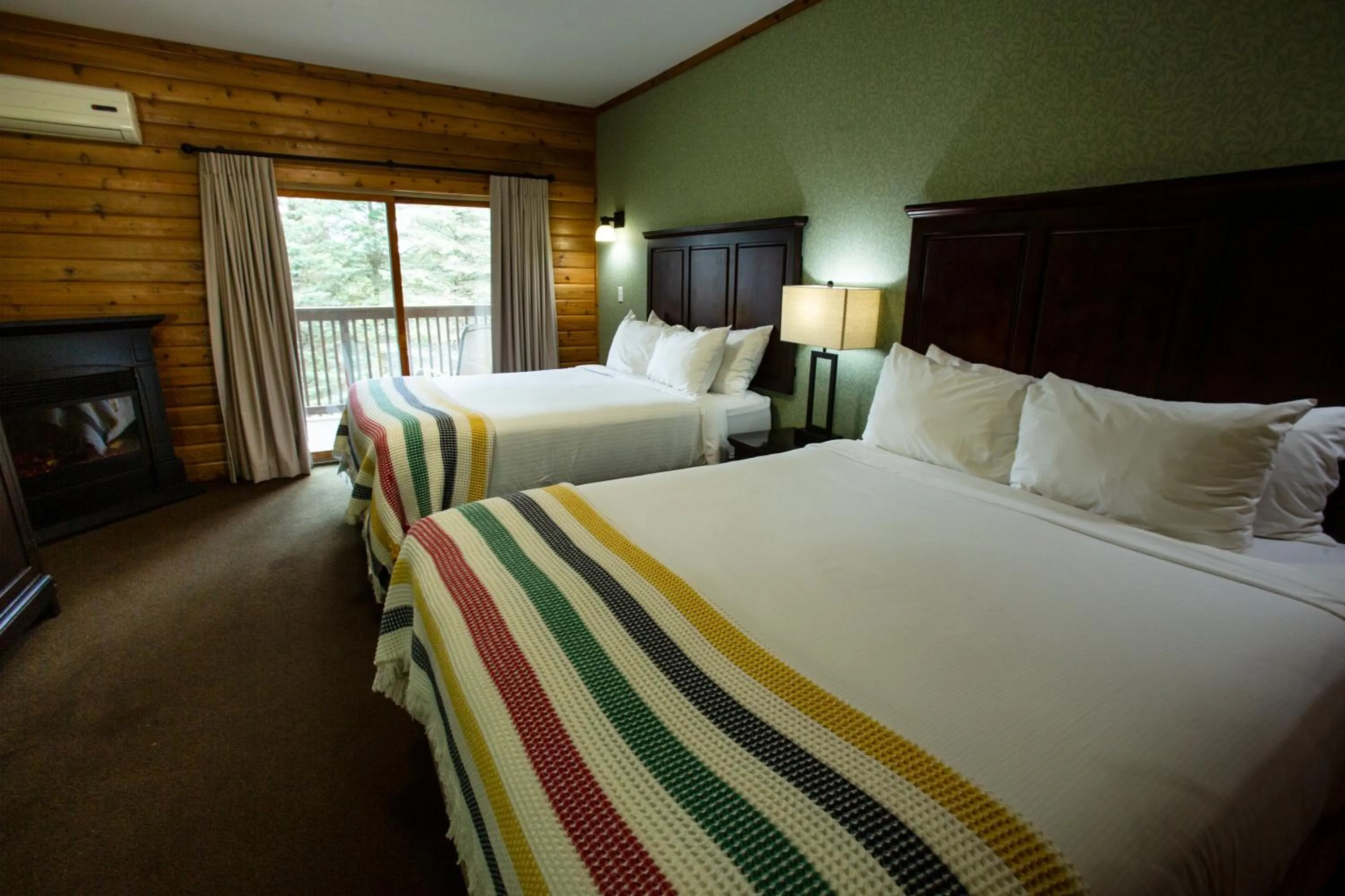 Photo of the whole room, Bed in Oakwood Resort