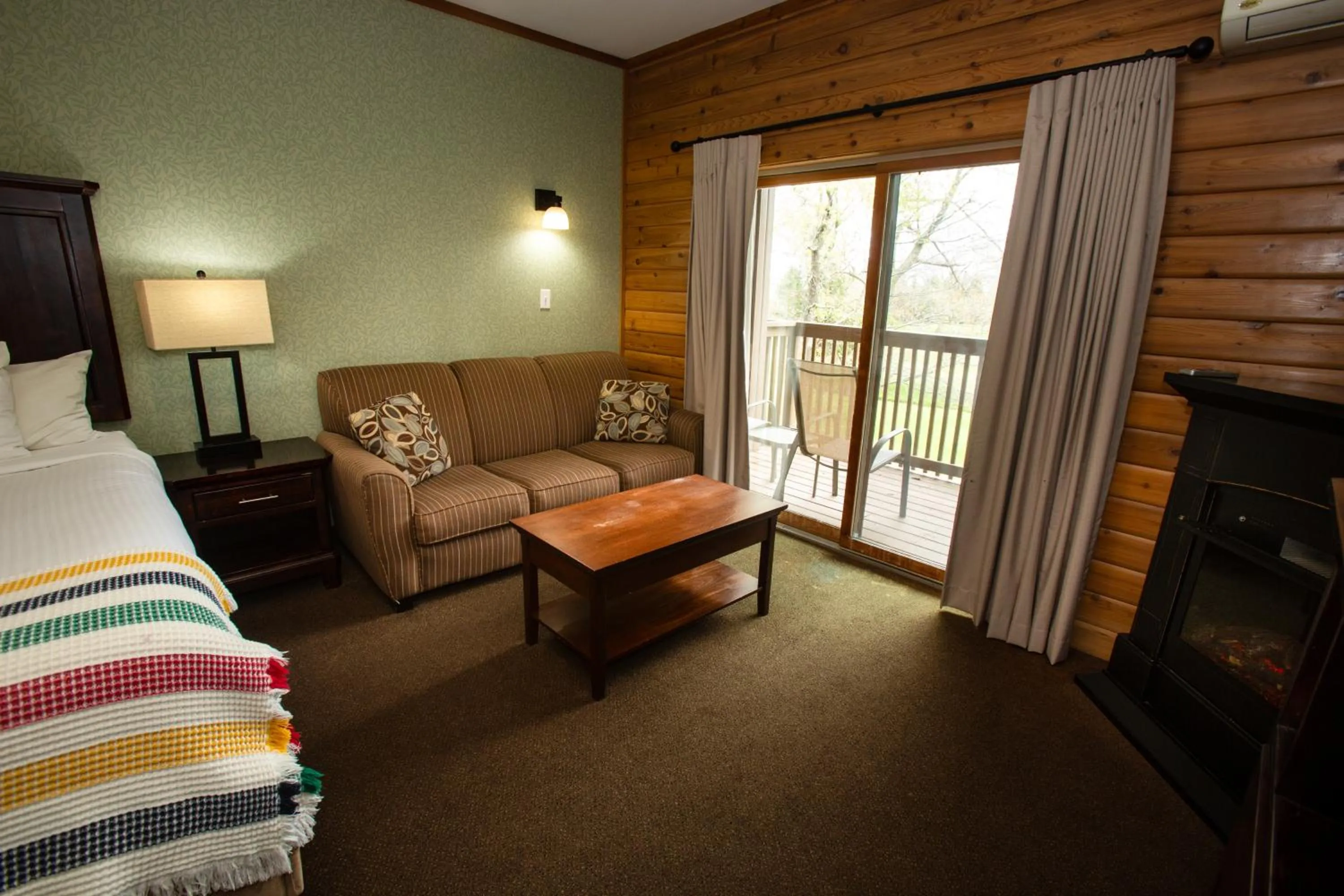 Balcony/Terrace, Bed in Oakwood Resort