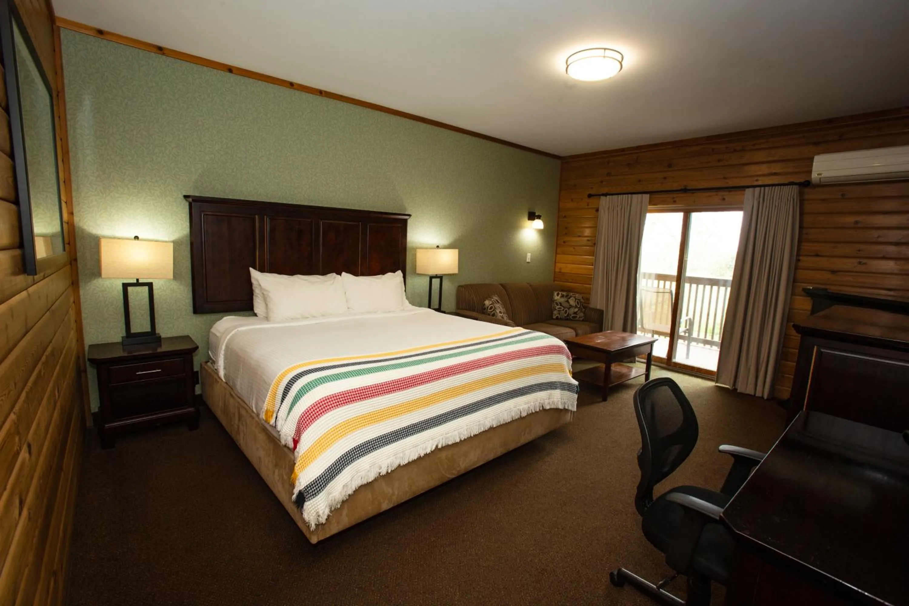 Balcony/Terrace, Bed in Oakwood Resort