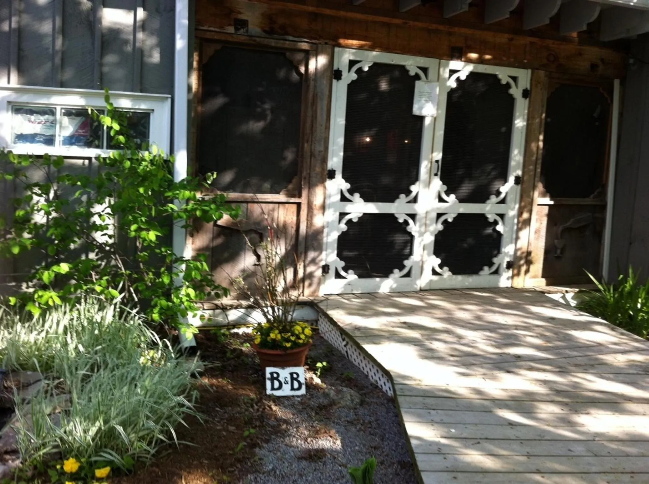 Facade/entrance in Emilyville Inn