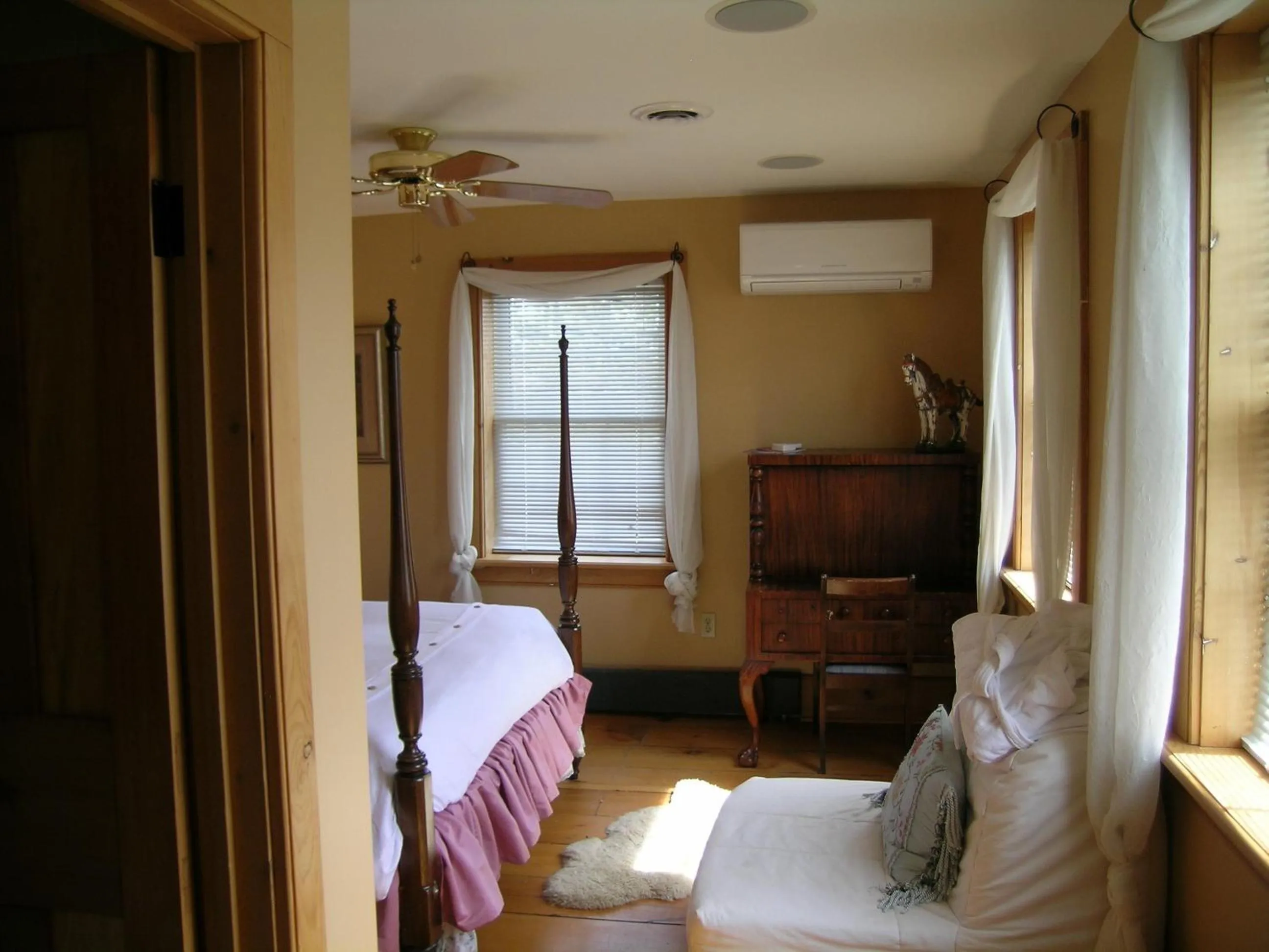Photo of the whole room in Emilyville Inn