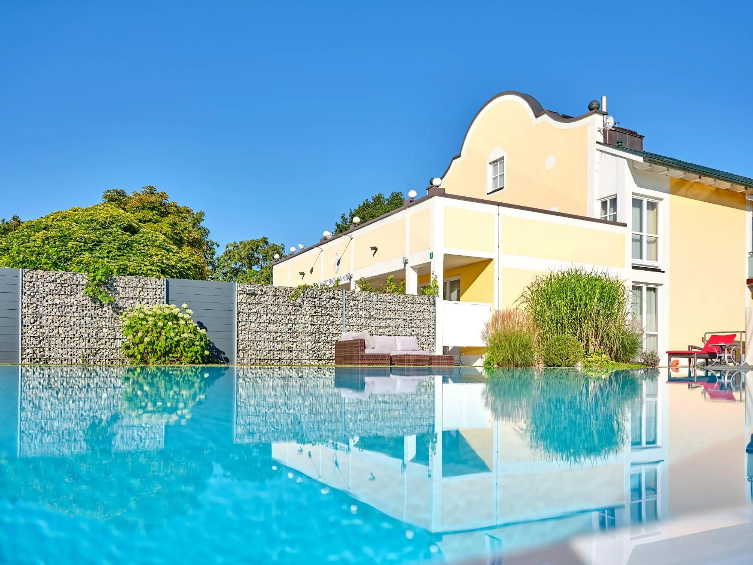 Pool view in Gutshof Penning