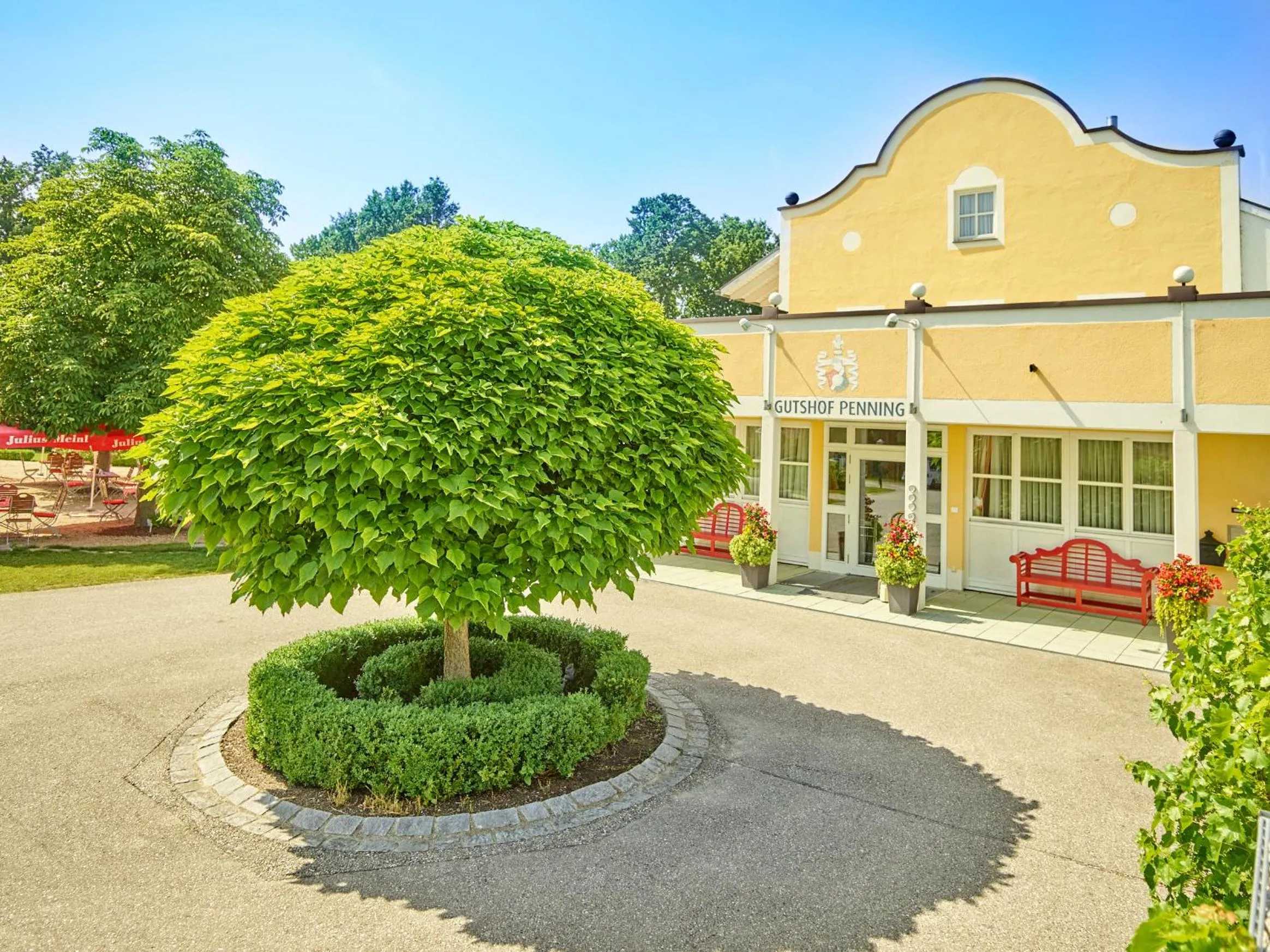 Property building in Gutshof Penning