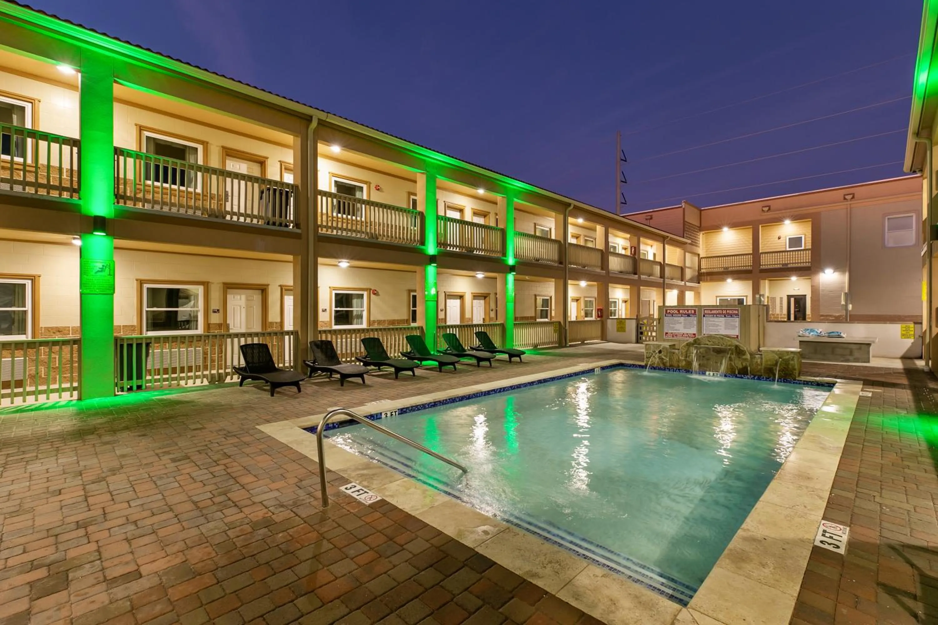 Swimming pool in El Delfín Lodge