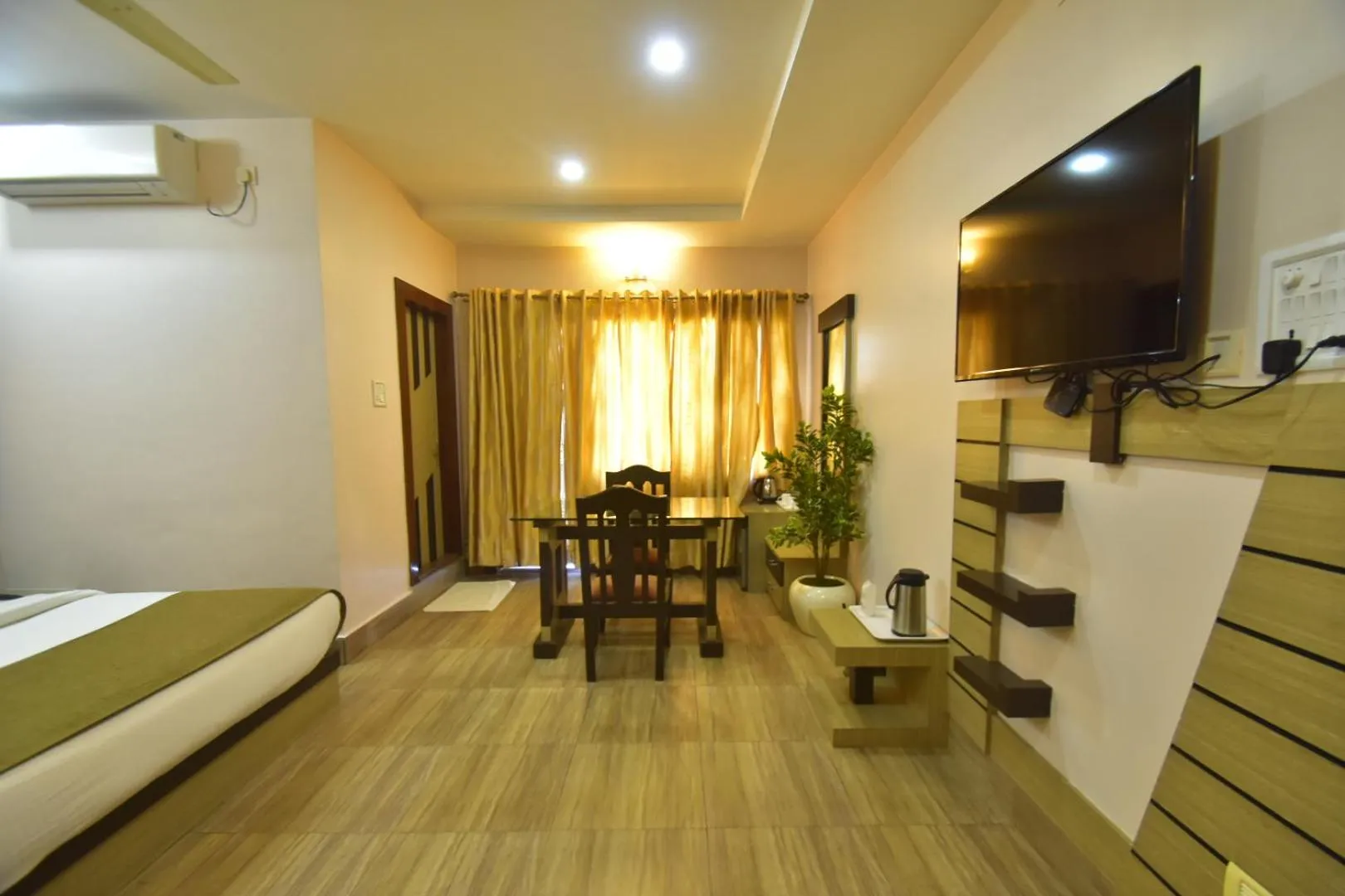 View (from property/room), Bed in Hotel Royal Highness