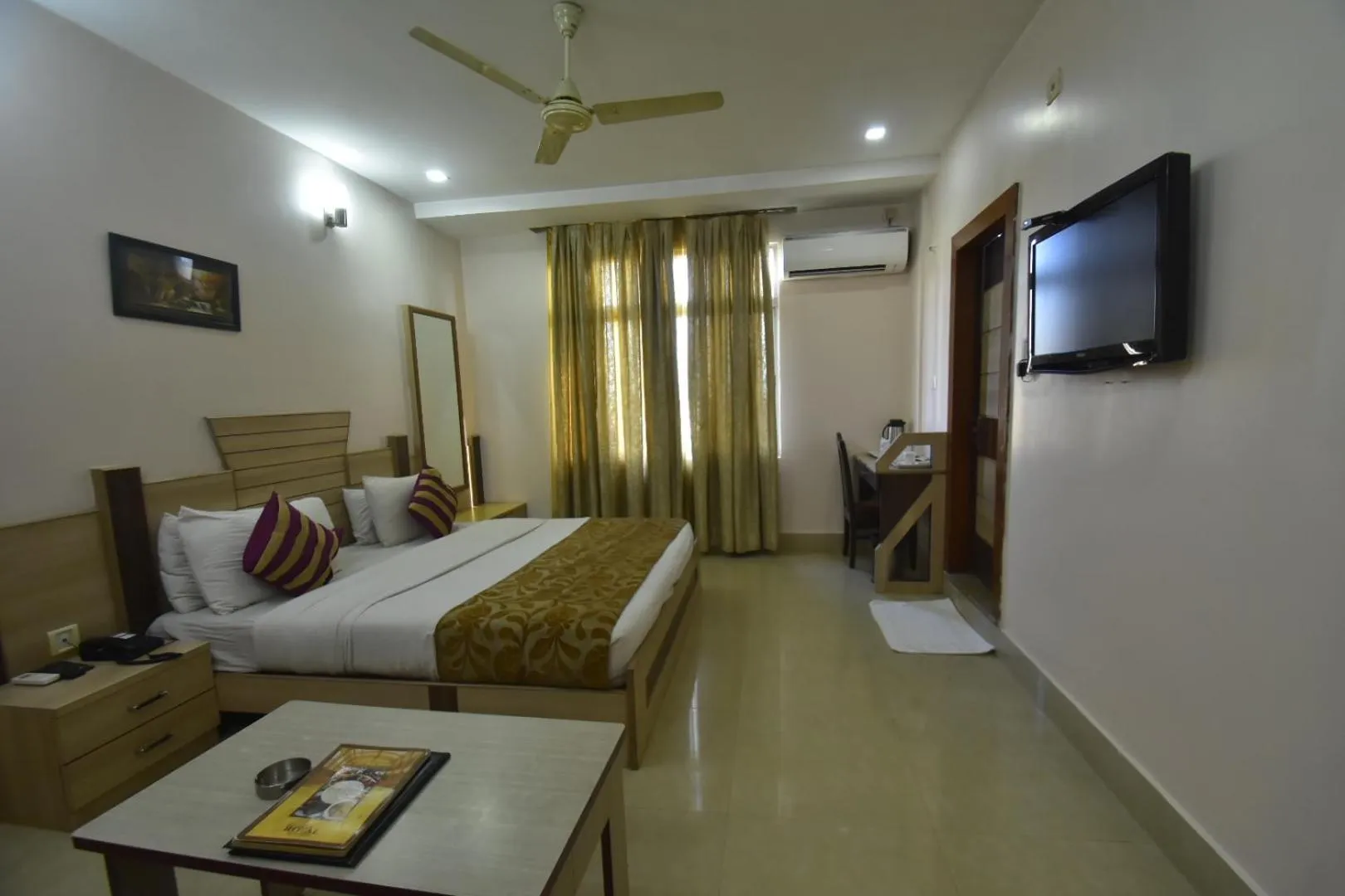 View (from property/room), Bed in Hotel Royal Highness